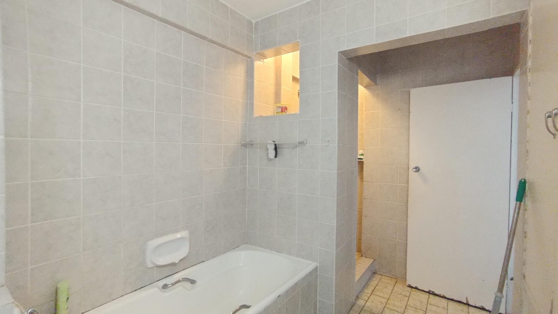 Bathroom 1 - 11 square meters of property in Bulwer (Dbn)