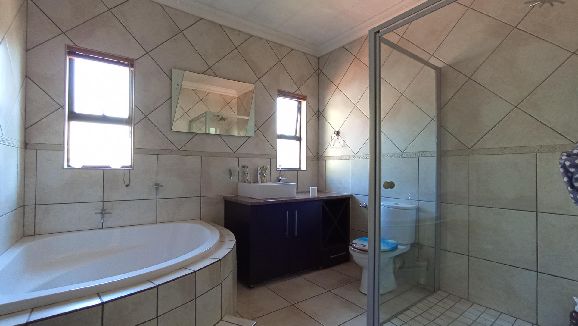Bathroom 1 of property in Ruimsig