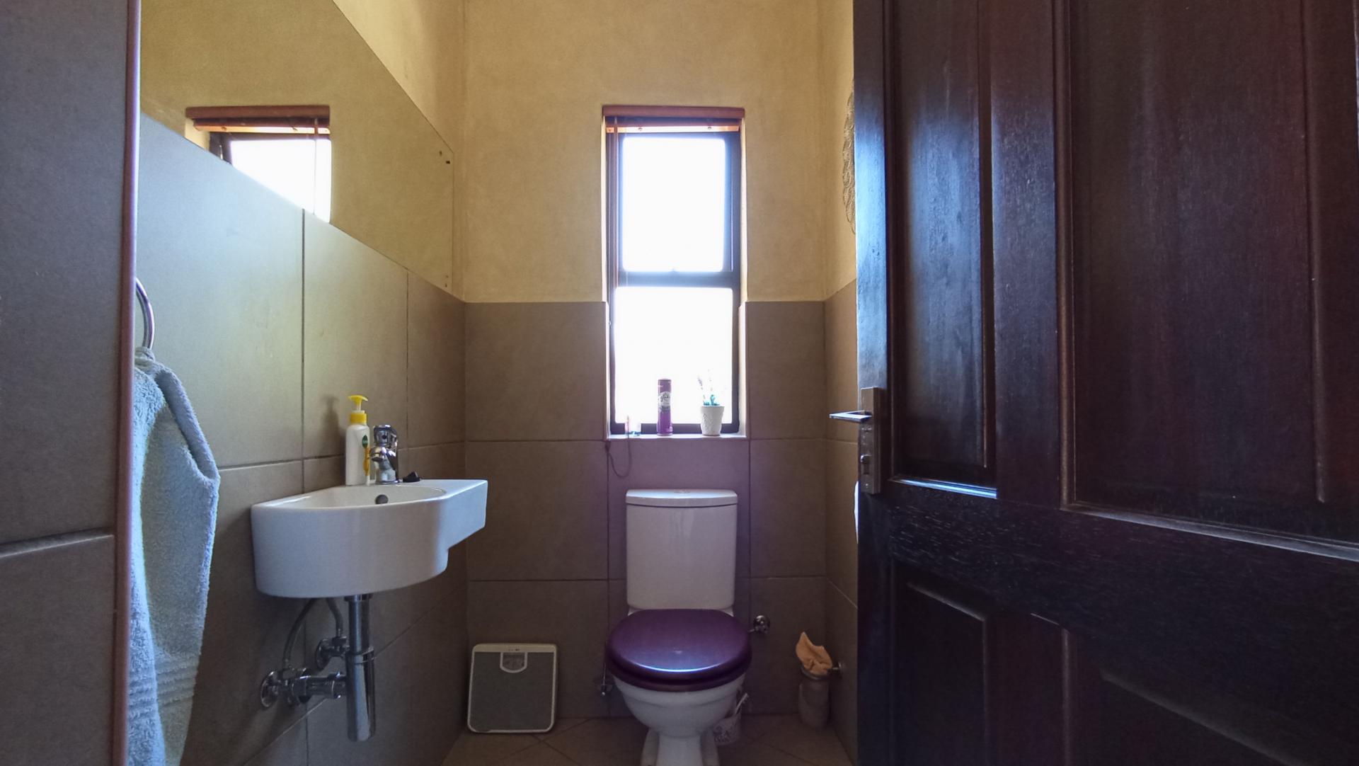 Guest Toilet - 2 square meters of property in Ruimsig