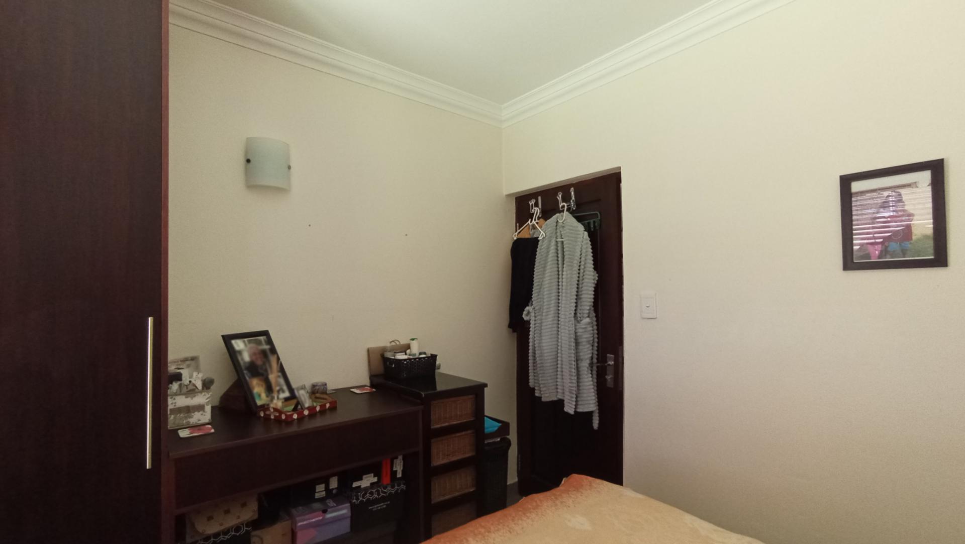 Bed Room 1 - 11 square meters of property in Ruimsig