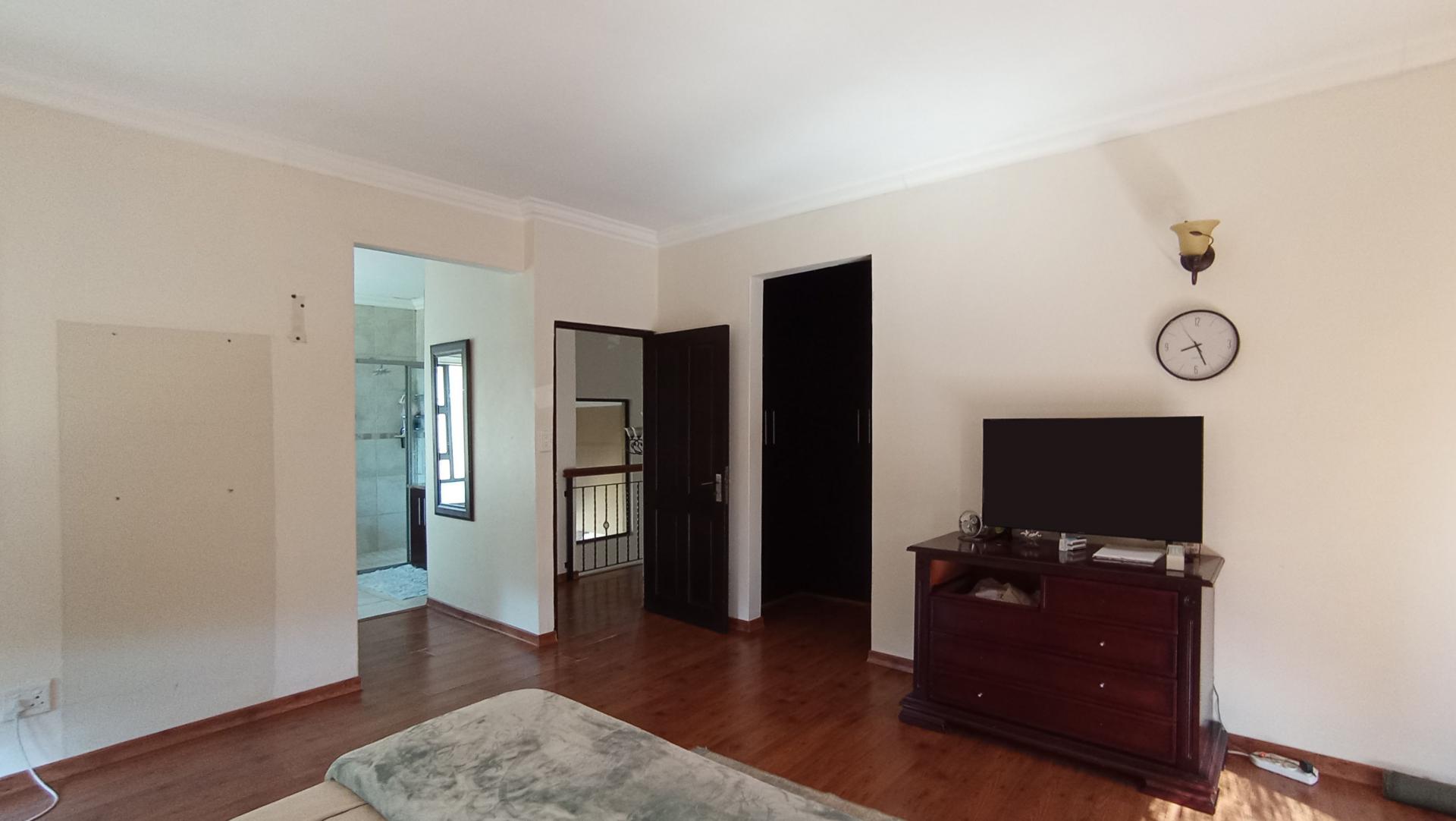 Main Bedroom - 33 square meters of property in Ruimsig