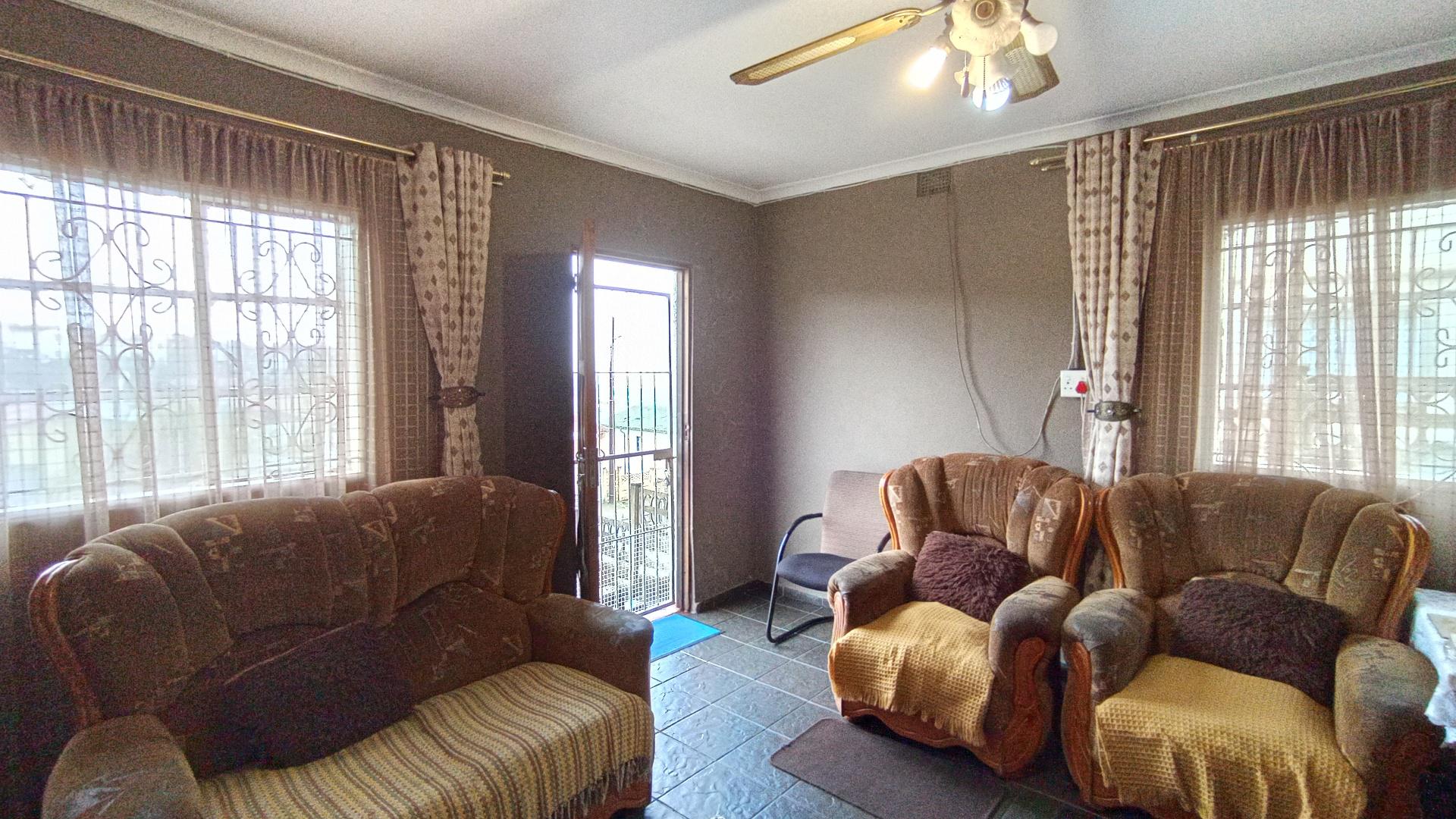 Lounges - 28 square meters of property in Montford