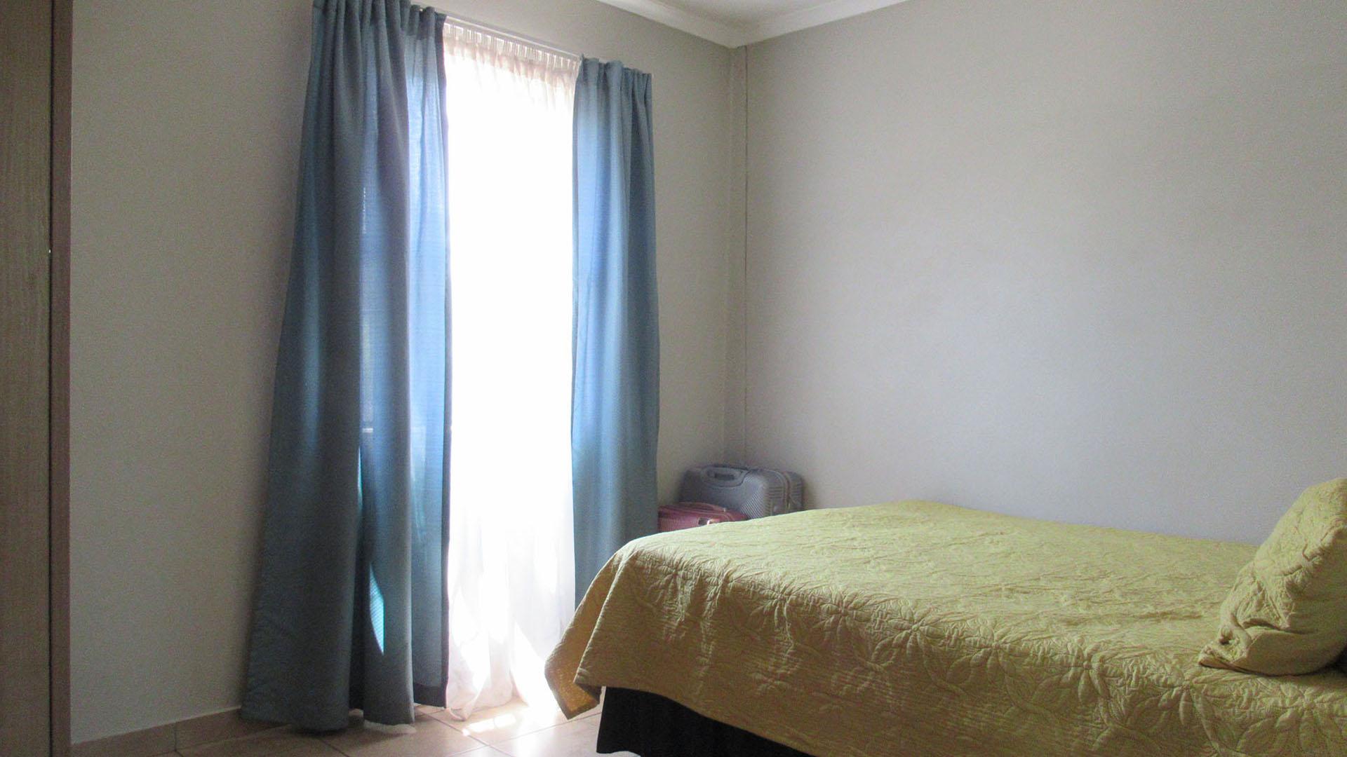 Bed Room 1 - 10 square meters of property in Alveda