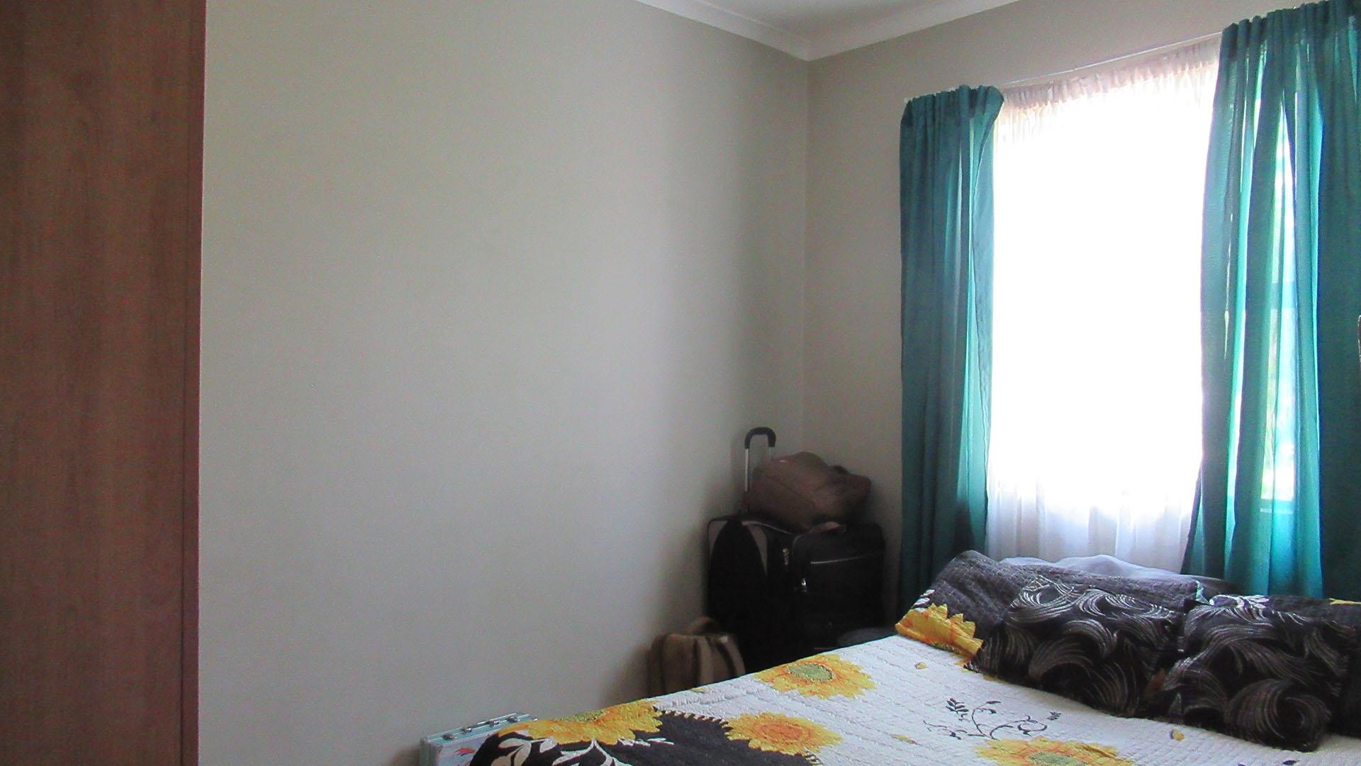 Bed Room 2 - 8 square meters of property in Alveda