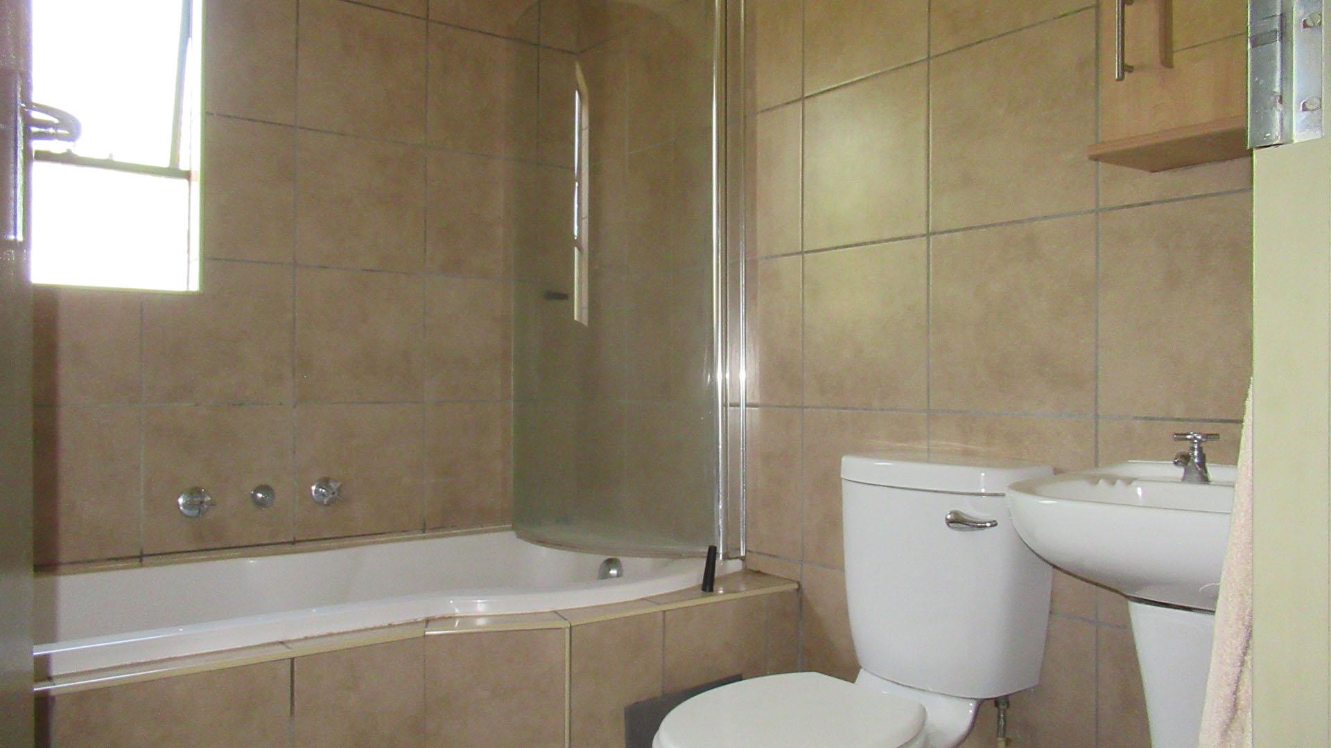 Bathroom 1 - 5 square meters of property in Alveda
