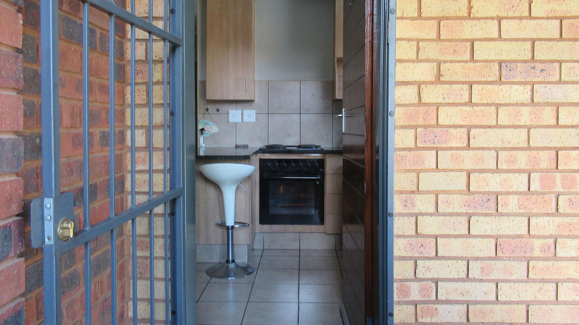 Front View of property in Alveda