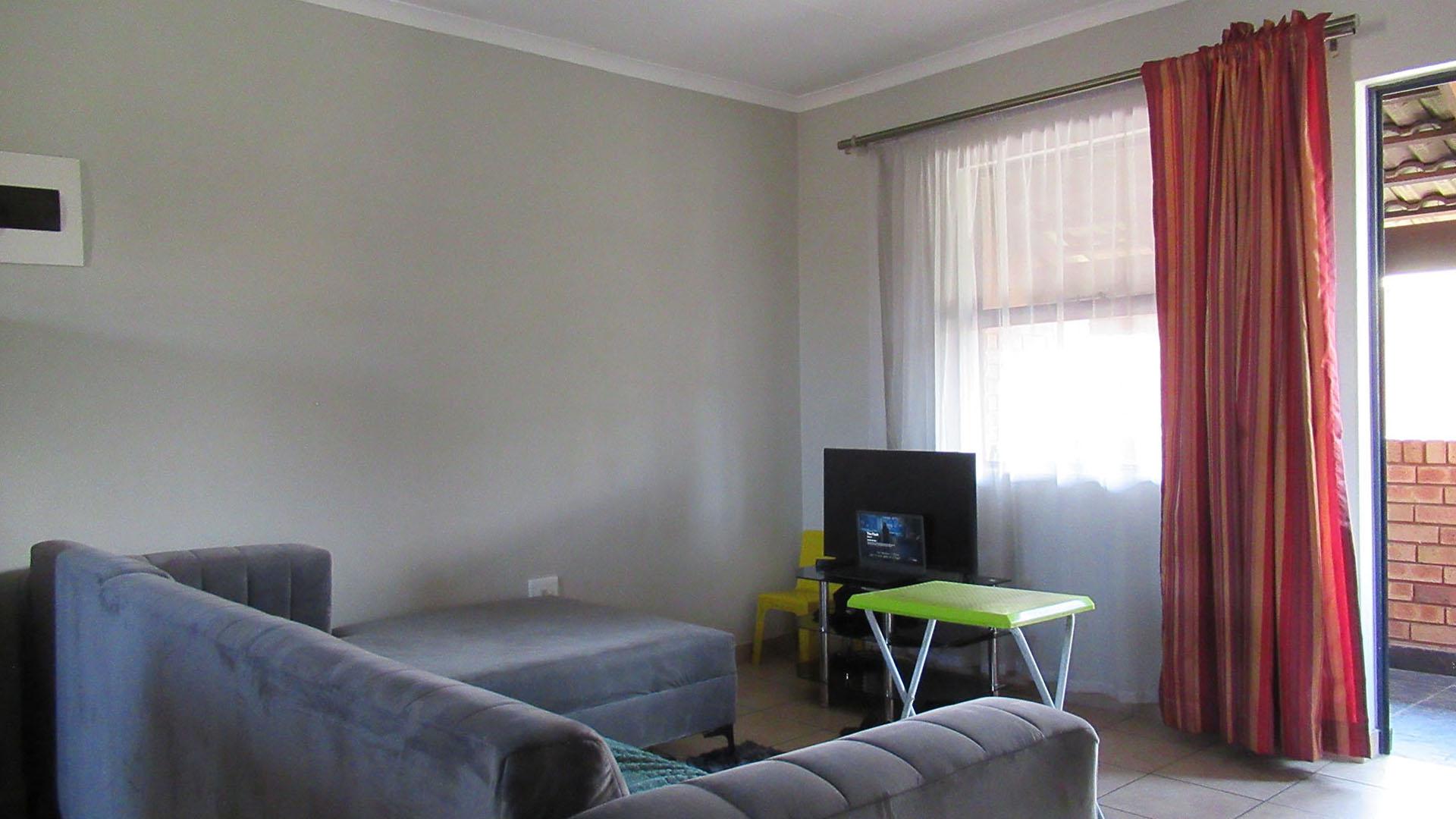 Lounges - 15 square meters of property in Alveda