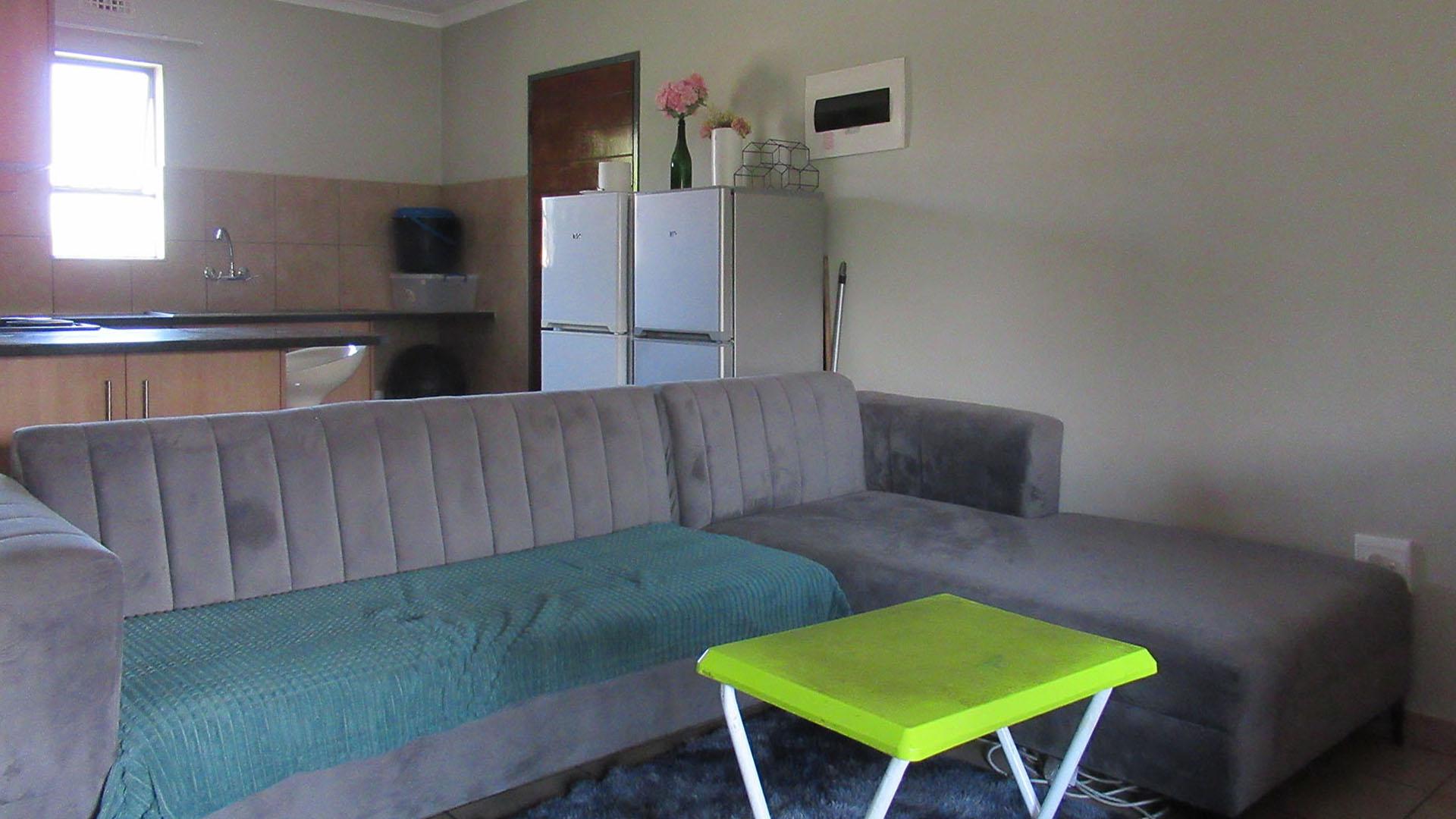 Lounges - 15 square meters of property in Alveda