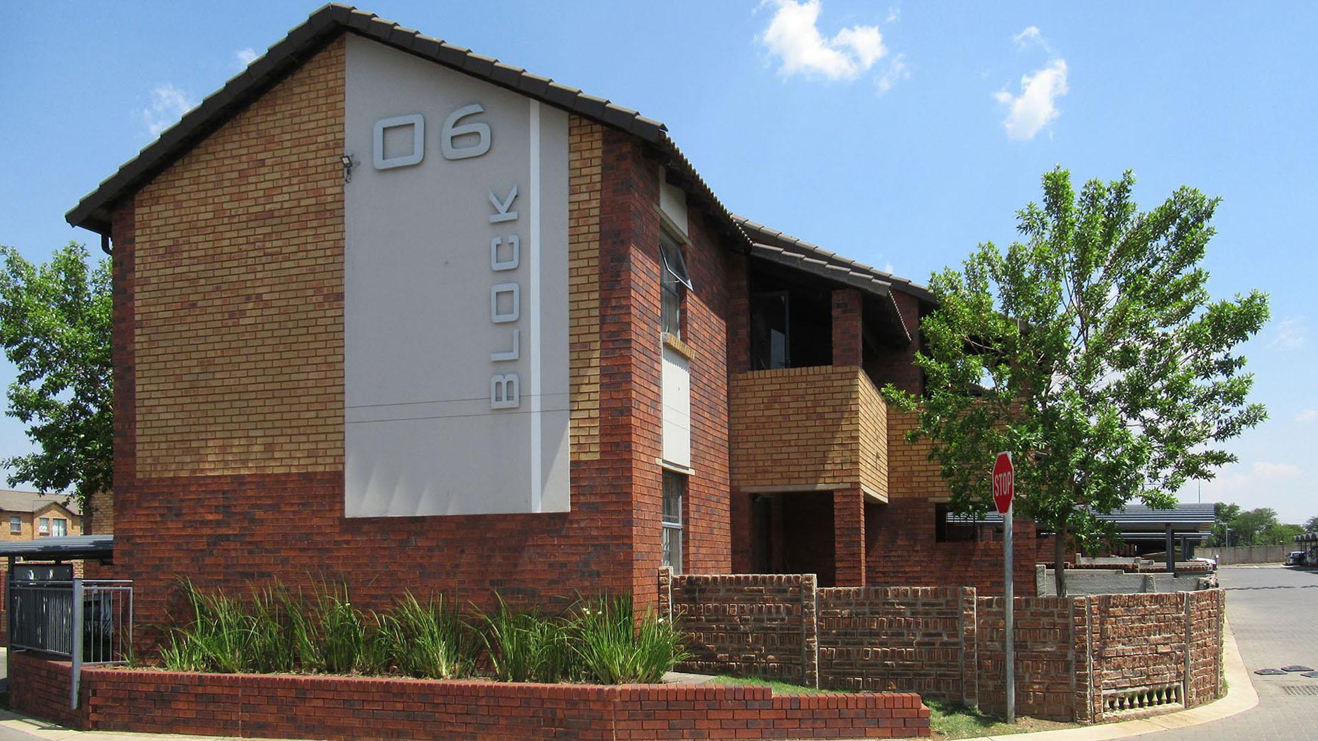 Front View of property in Alveda
