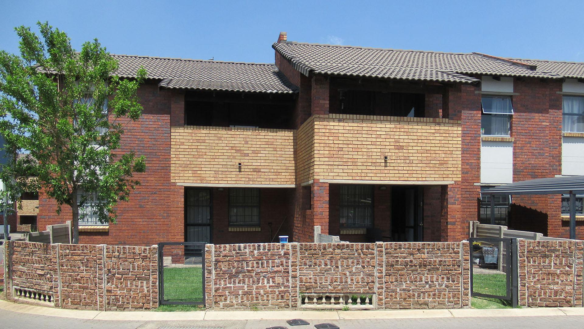 Front View of property in Alveda