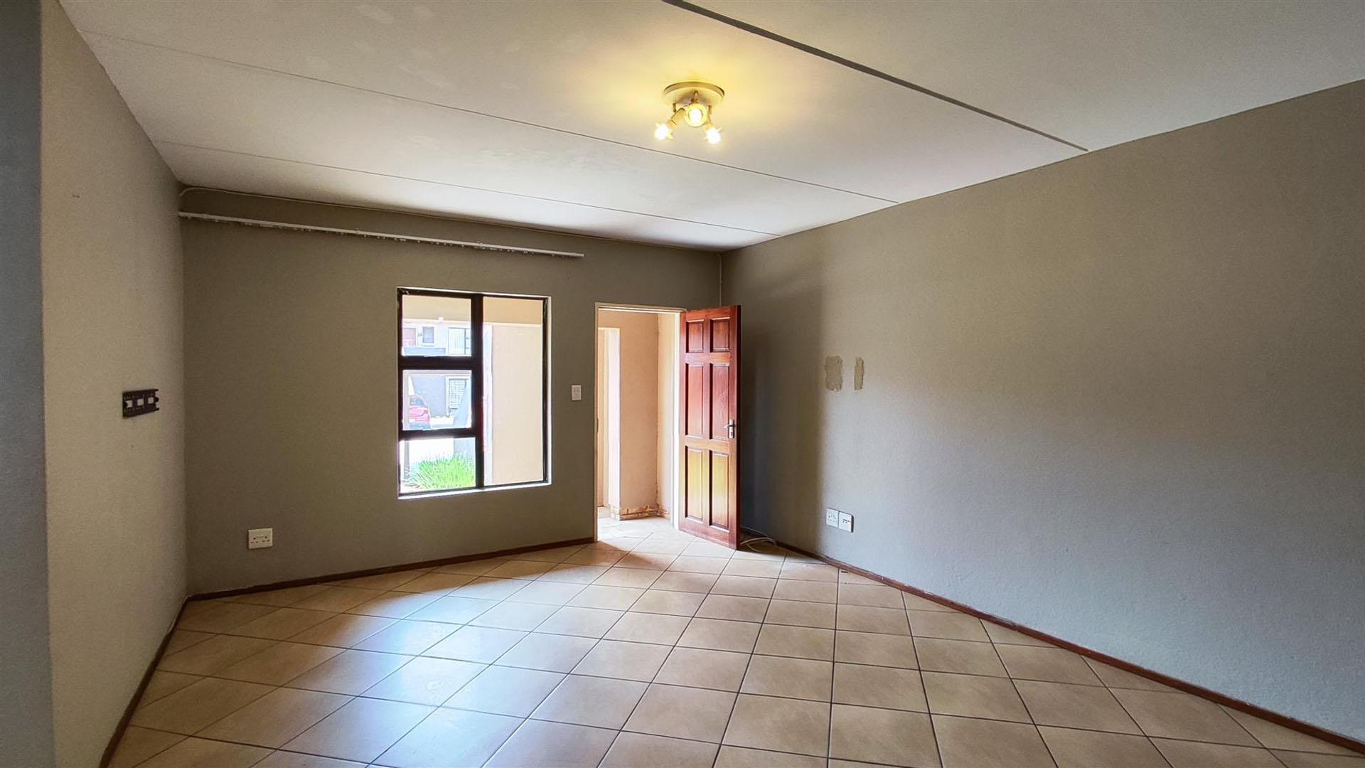 Lounges - 25 square meters of property in Albertsdal