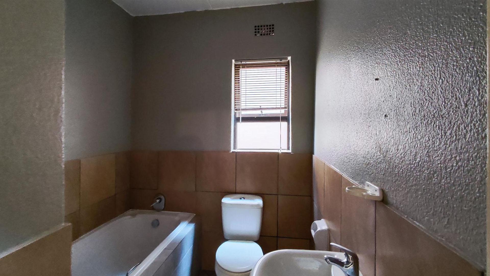 Bathroom 1 - 6 square meters of property in Albertsdal