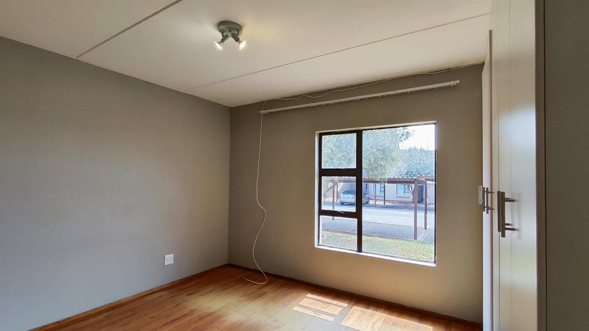 Main Bedroom - 16 square meters of property in Albertsdal