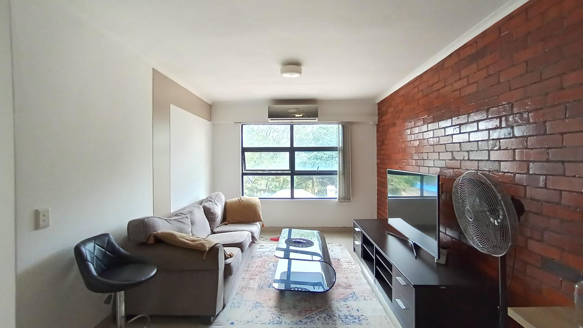 Lounges - 17 square meters of property in Essenwood