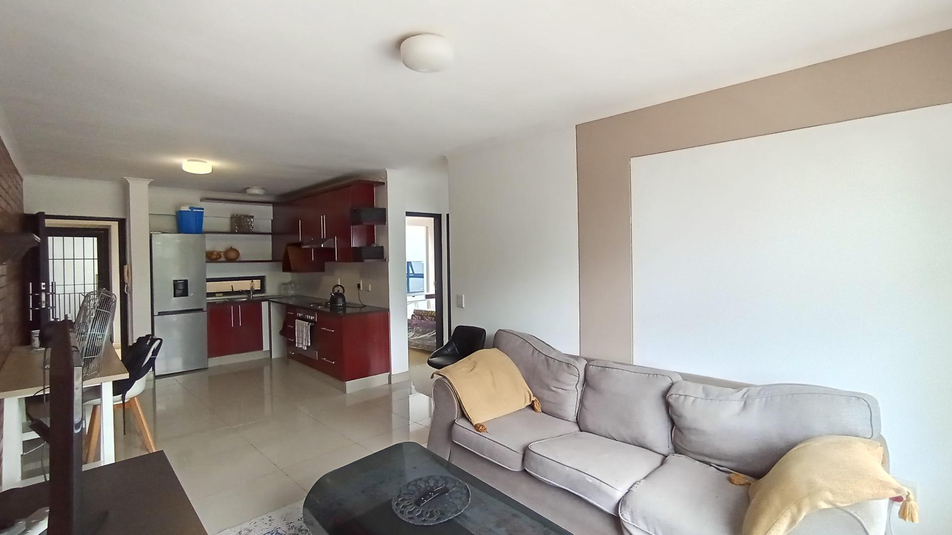 Lounges - 17 square meters of property in Essenwood