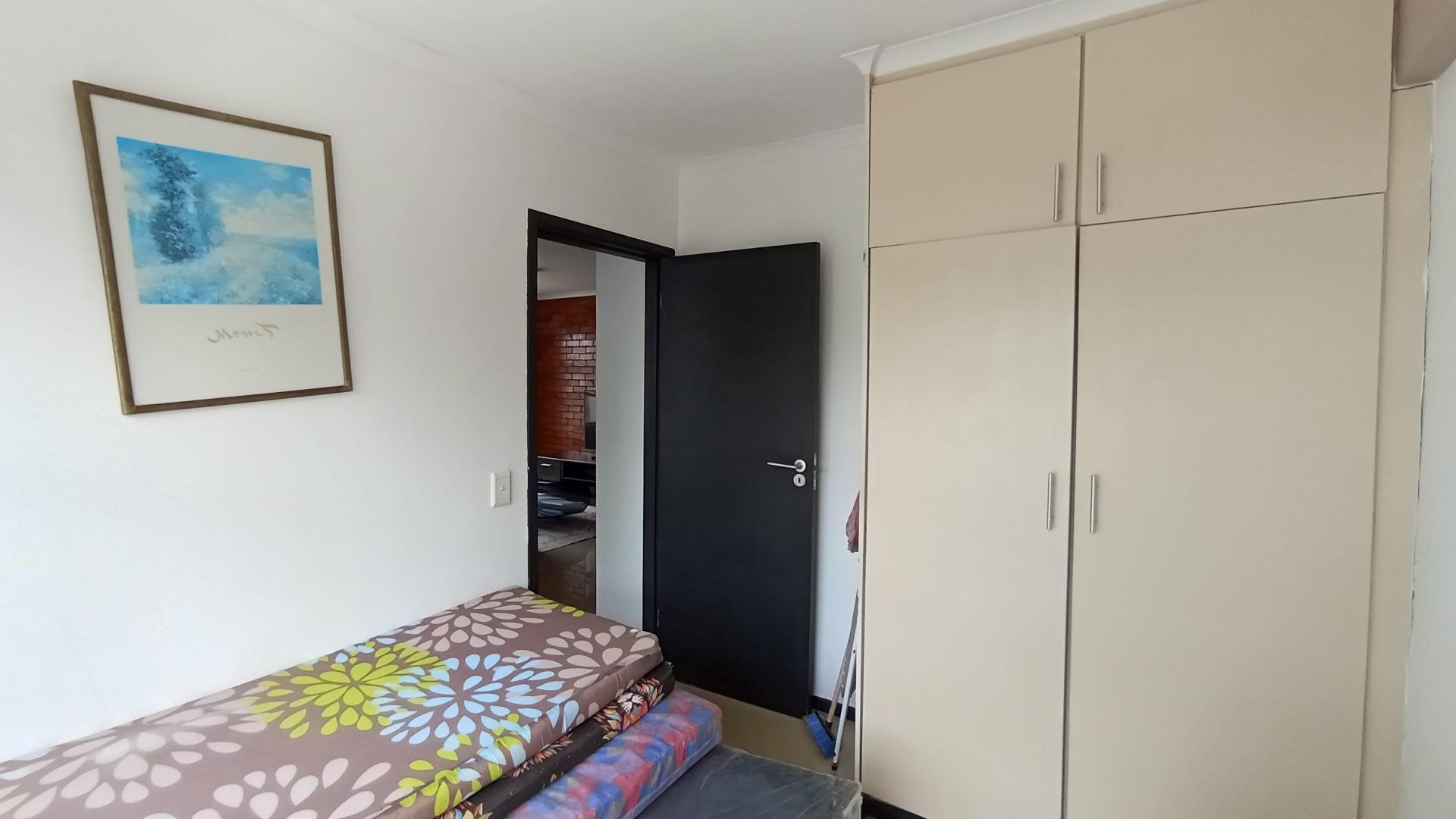 Bed Room 1 - 9 square meters of property in Essenwood