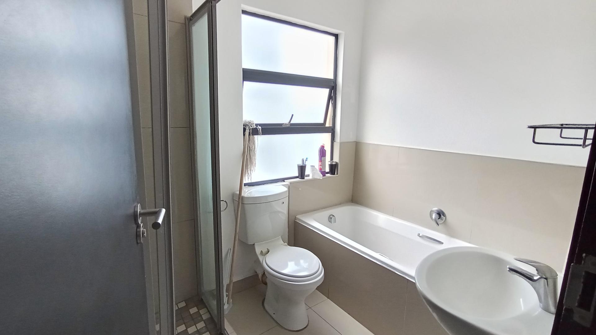 Bathroom 1 - 5 square meters of property in Essenwood