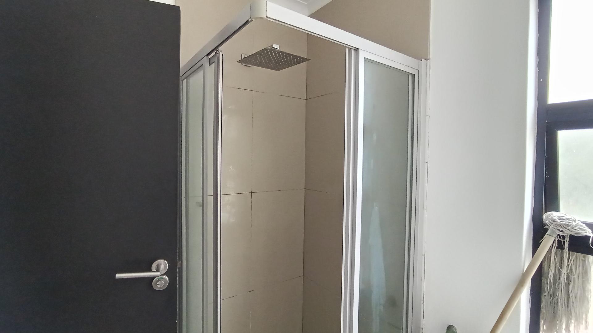 Bathroom 1 - 5 square meters of property in Essenwood