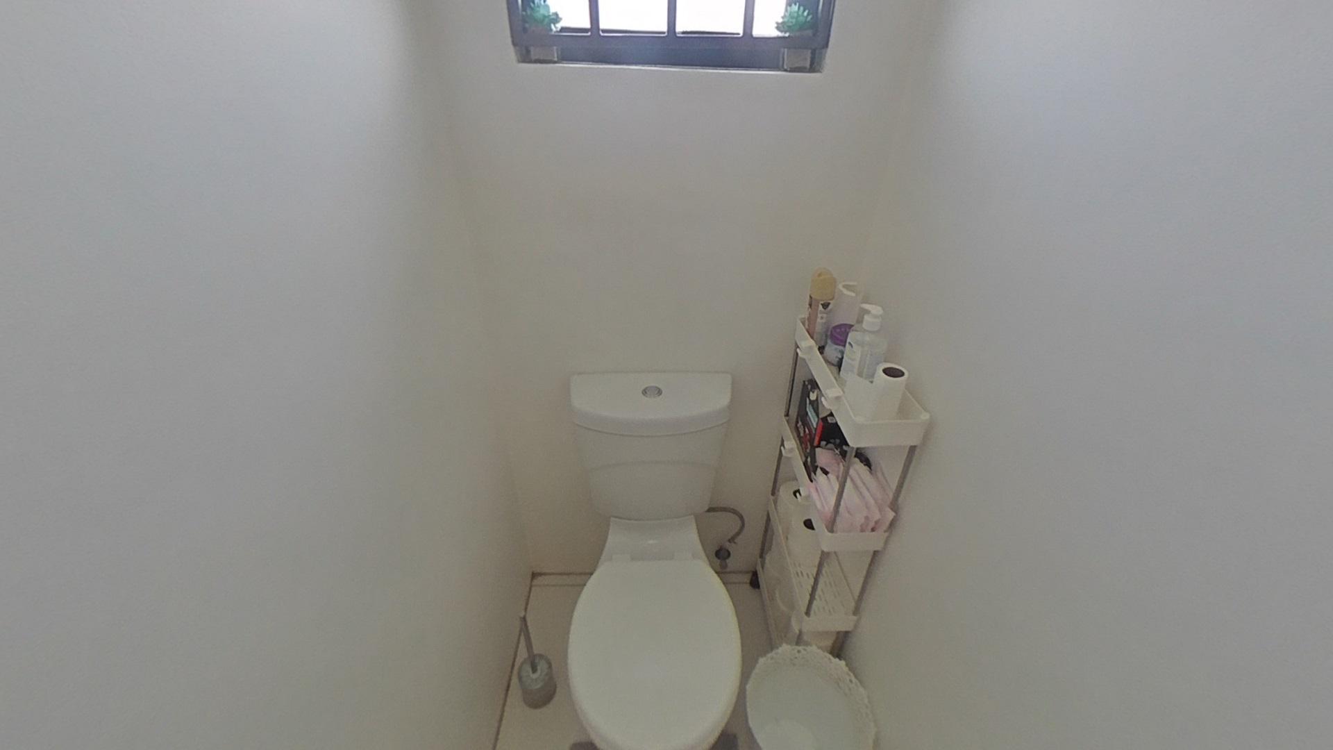 Bathroom 1 - 6 square meters of property in Dersley