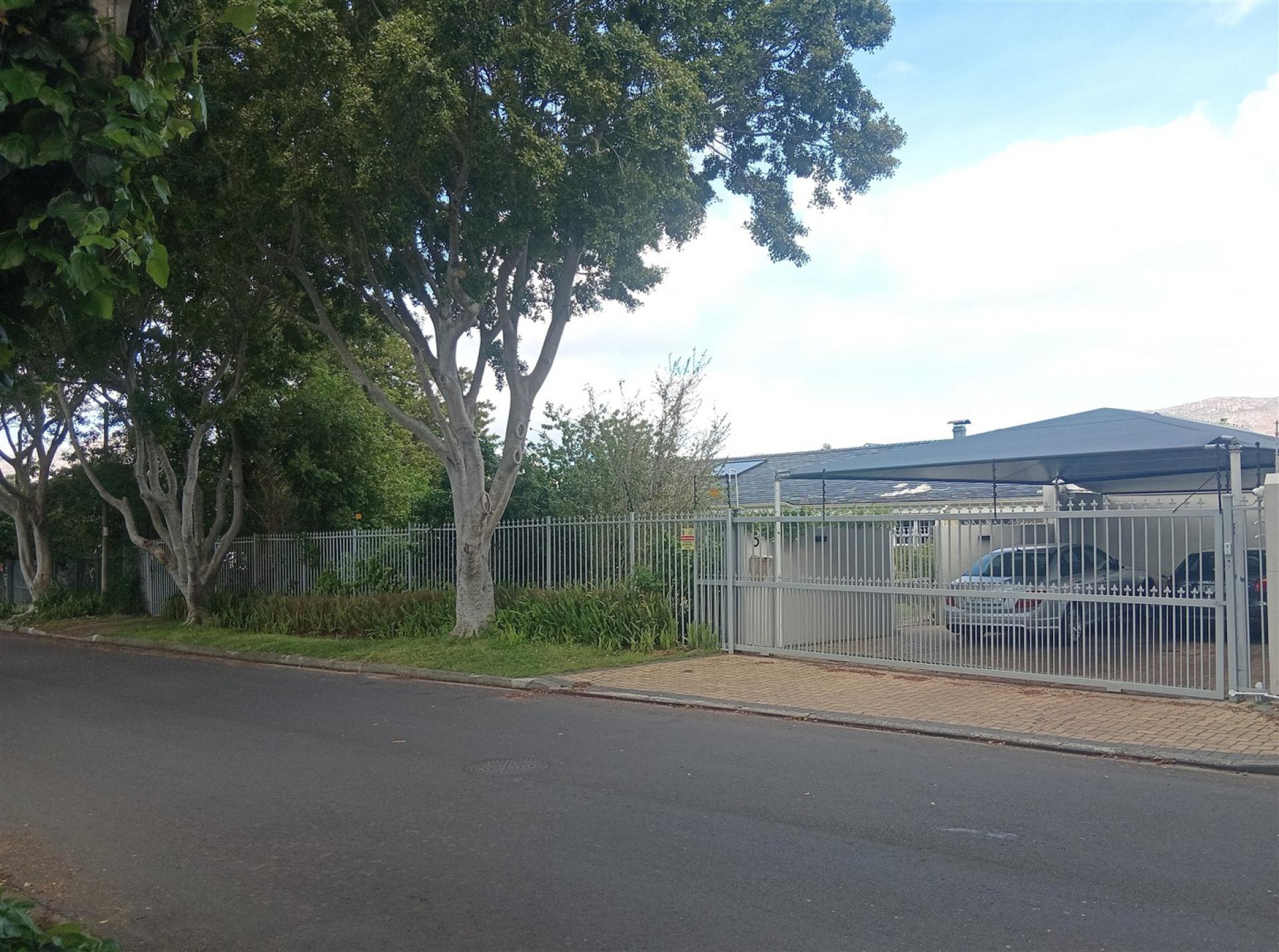Front View of property in Bergvliet 