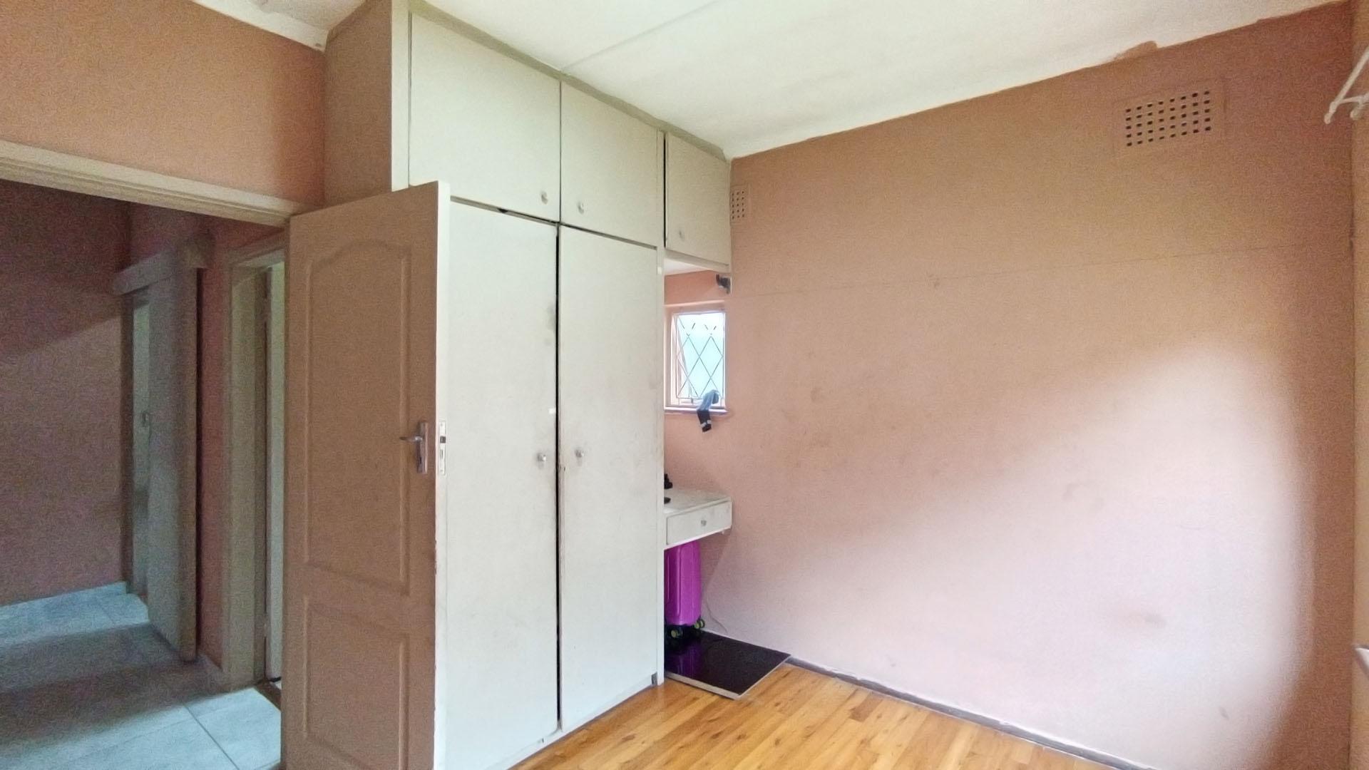 Bed Room 1 - 11 square meters of property in Grosvenor