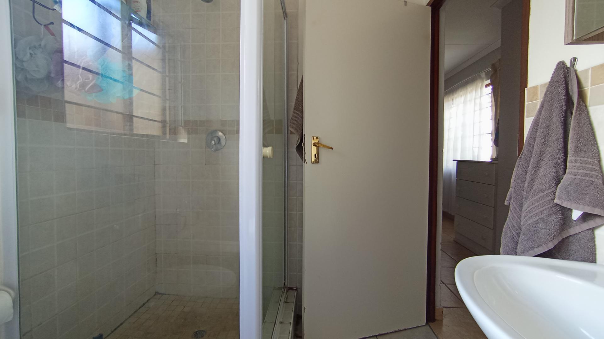 Main Bathroom - 5 square meters of property in The Reeds