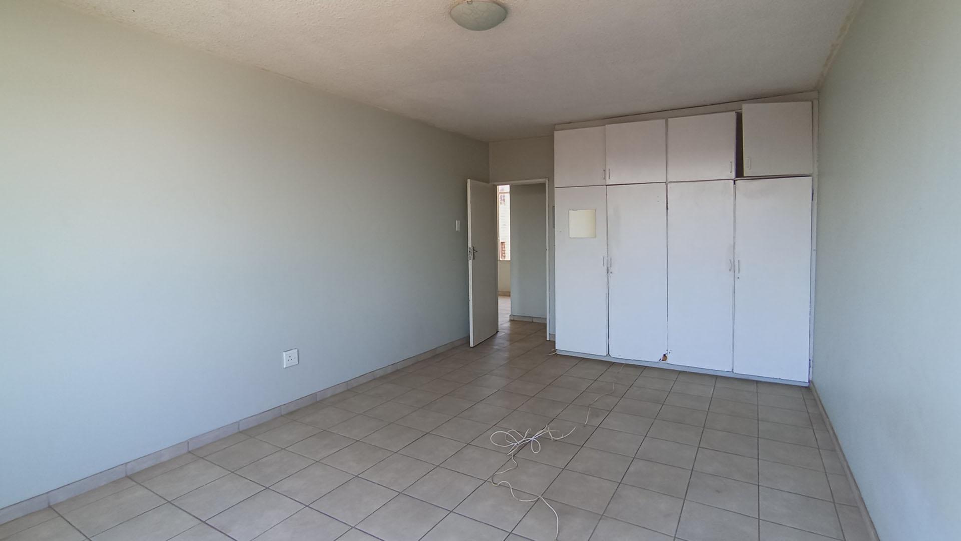 Bed Room 1 - 26 square meters of property in Muckleneuk