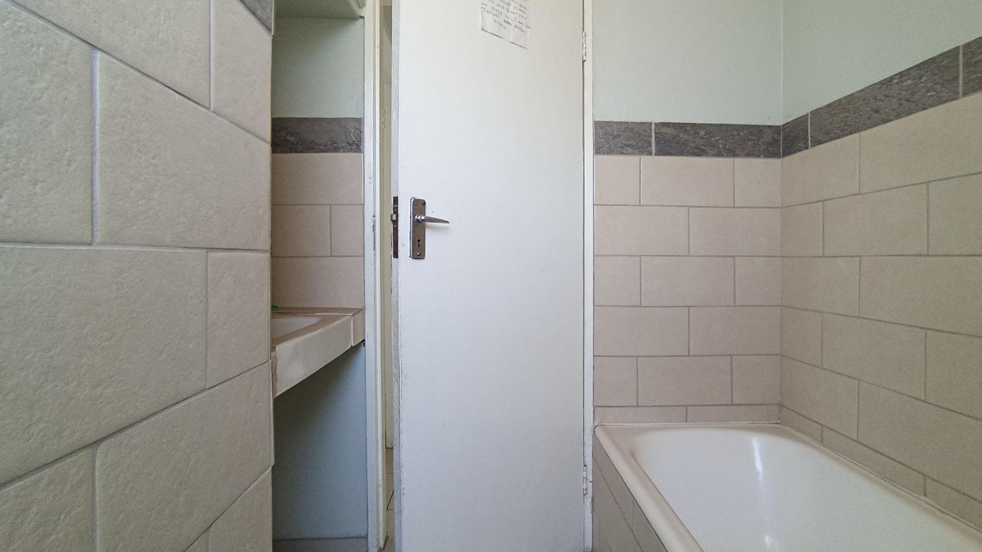 Bathroom 1 - 5 square meters of property in Muckleneuk