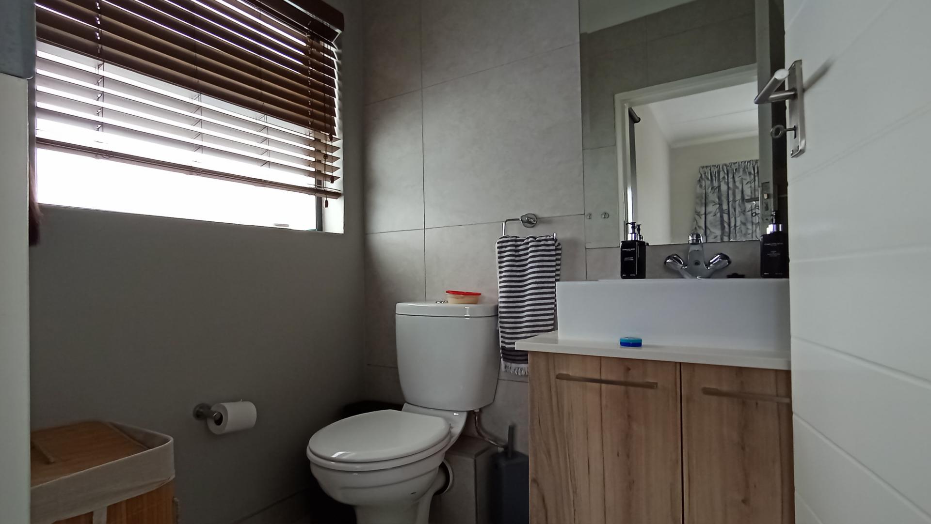 Main Bathroom - 4 square meters of property in Founders Hill