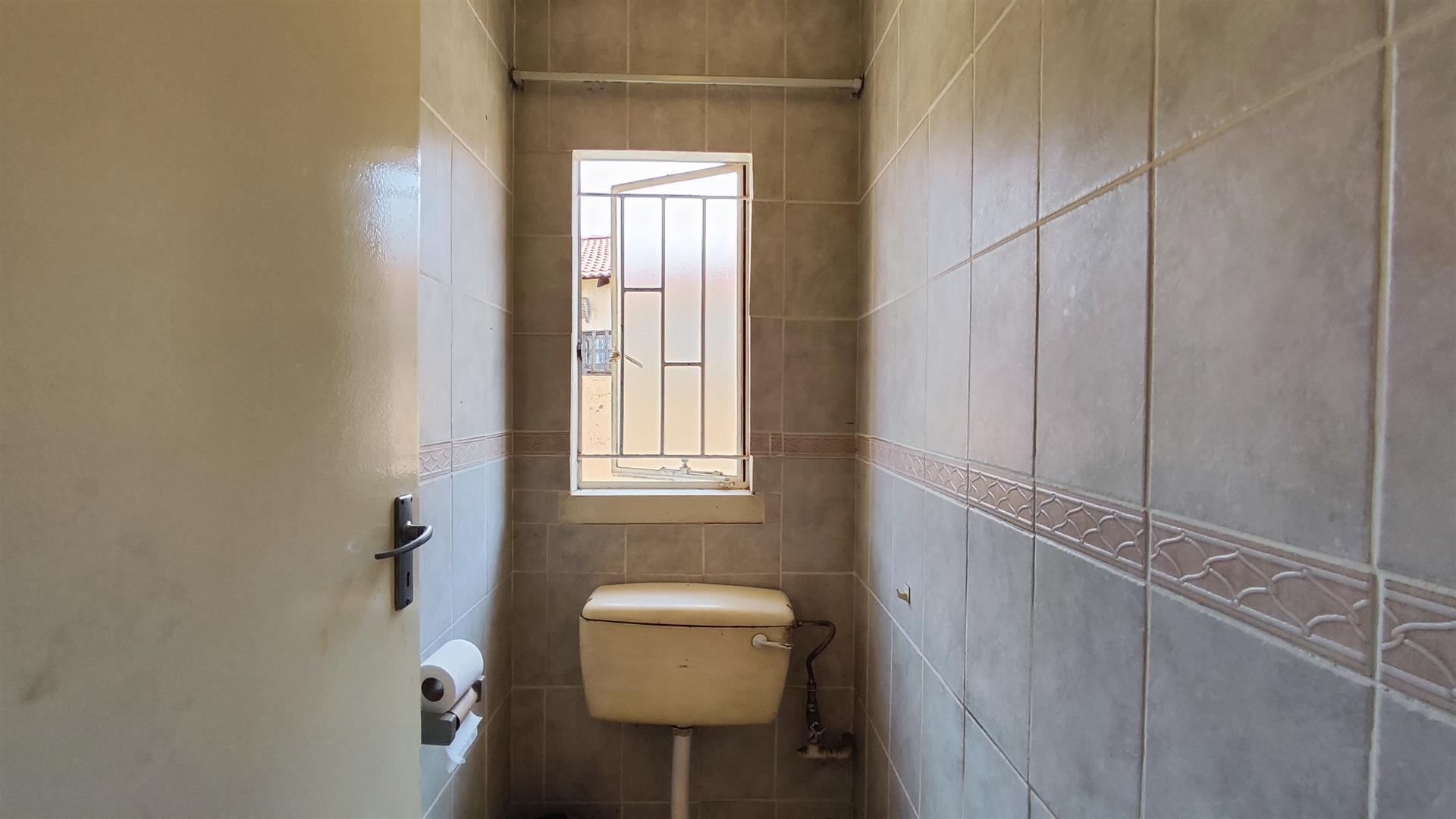 Bathroom 1 - 6 square meters of property in Palm Ridge