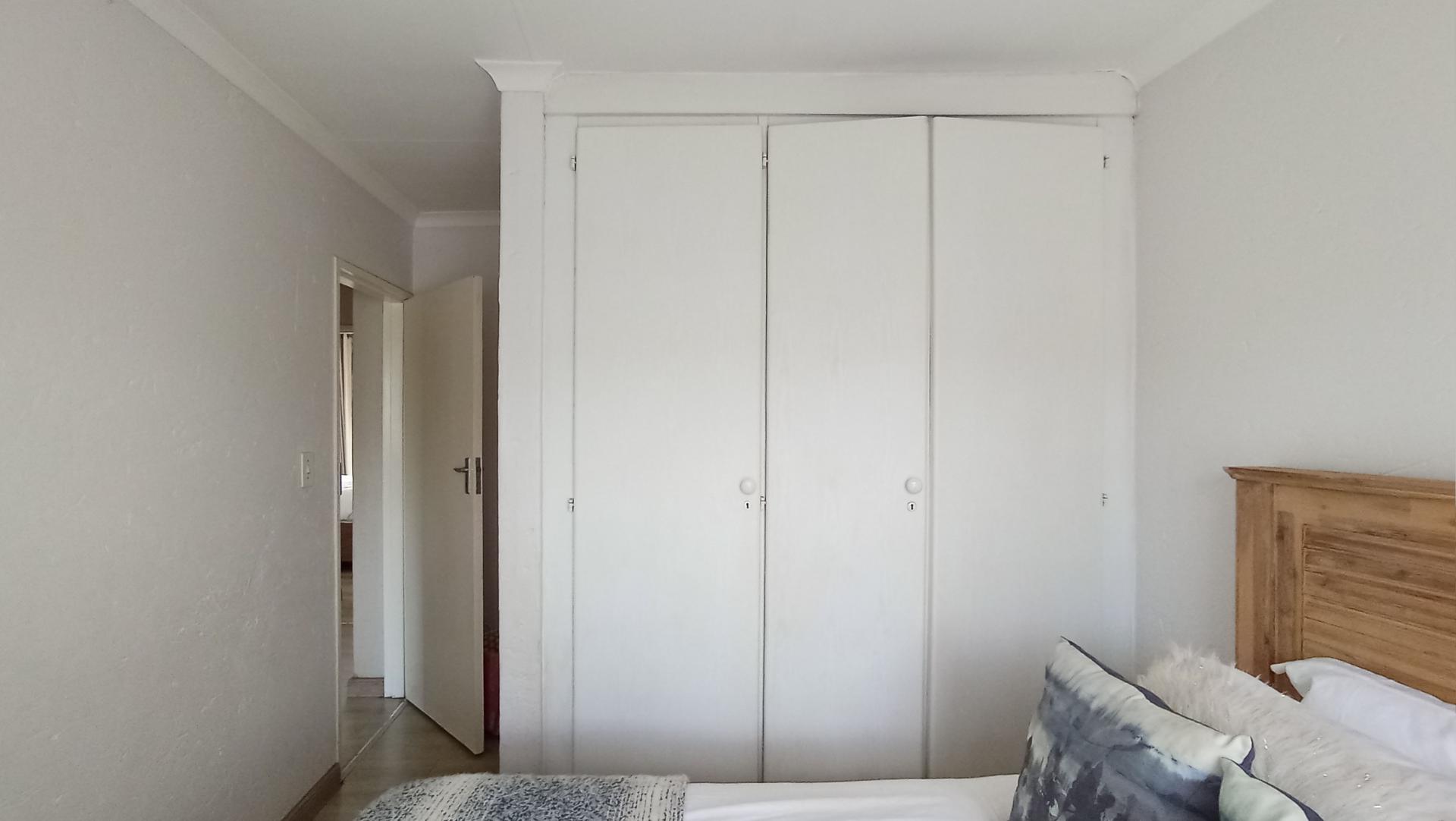 Bed Room 1 - 11 square meters of property in Eden Glen