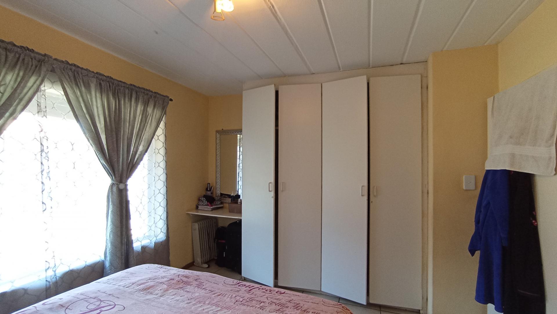 Bed Room 1 - 16 square meters of property in Ferndale - JHB