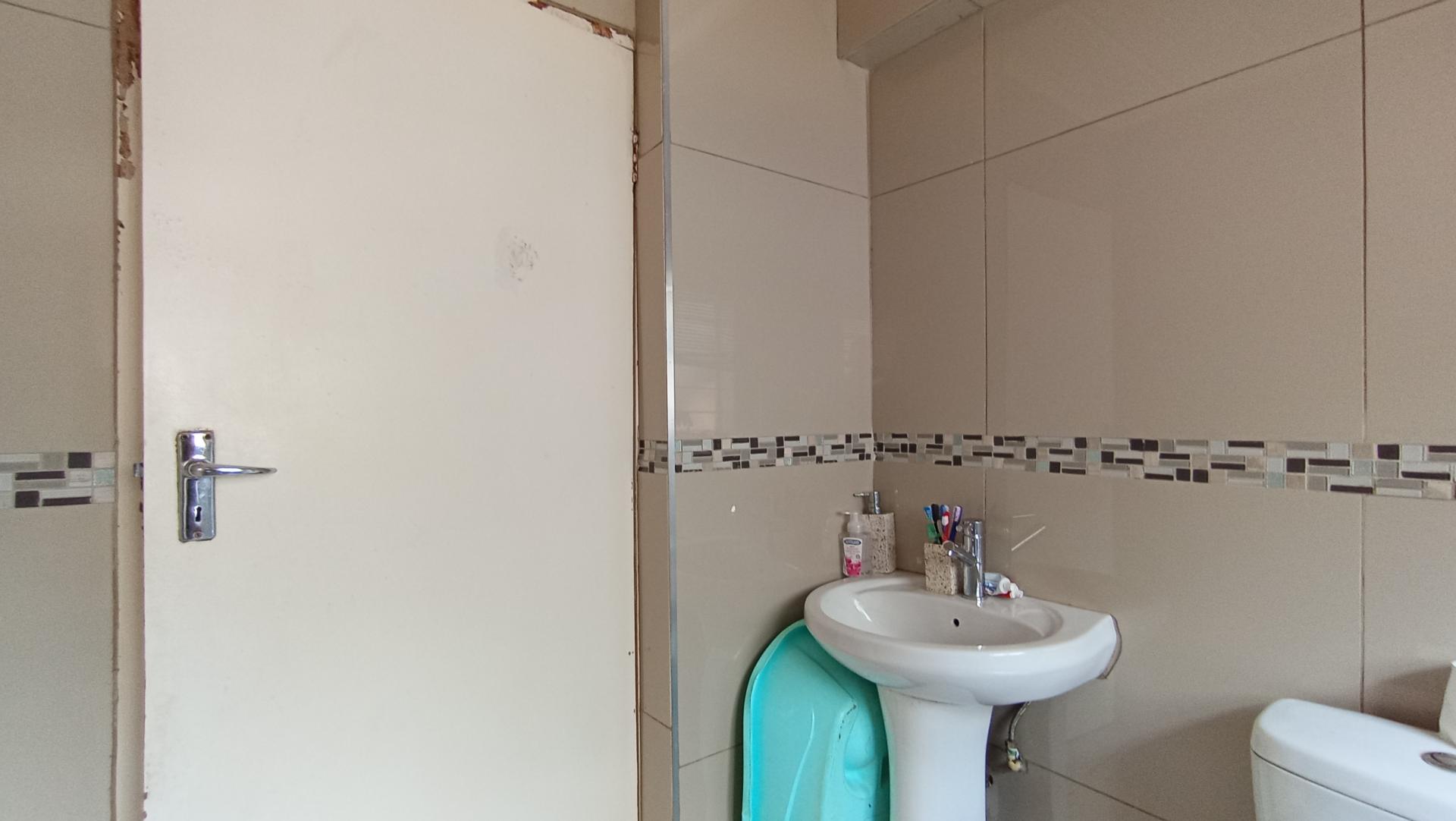 Bathroom 1 - 5 square meters of property in Ferndale - JHB