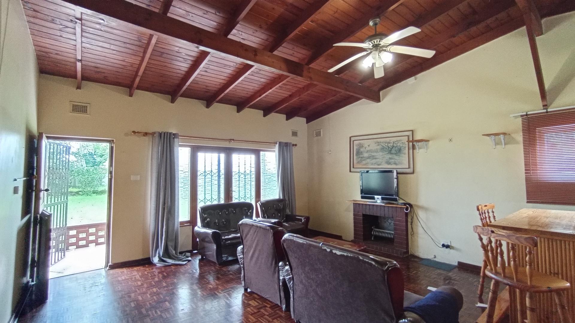 Lounges - 39 square meters of property in The Wolds