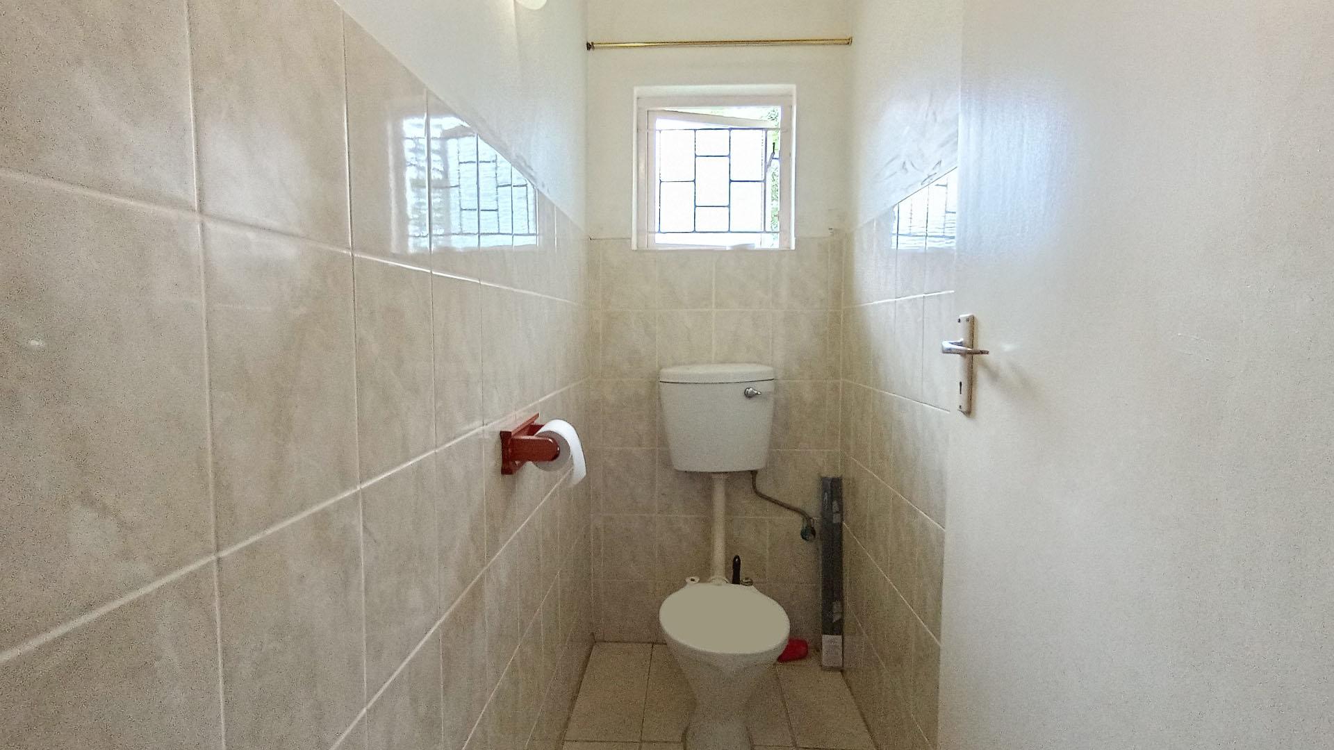 Bathroom 1 - 10 square meters of property in The Wolds