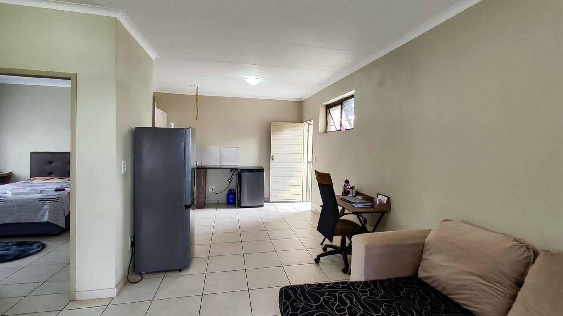 Lounges - 14 square meters of property in Benoni