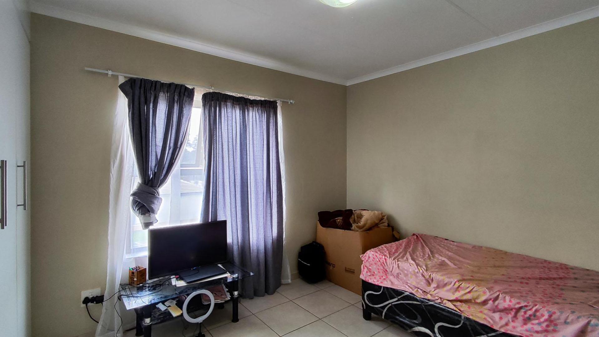 Bed Room 1 - 12 square meters of property in Benoni