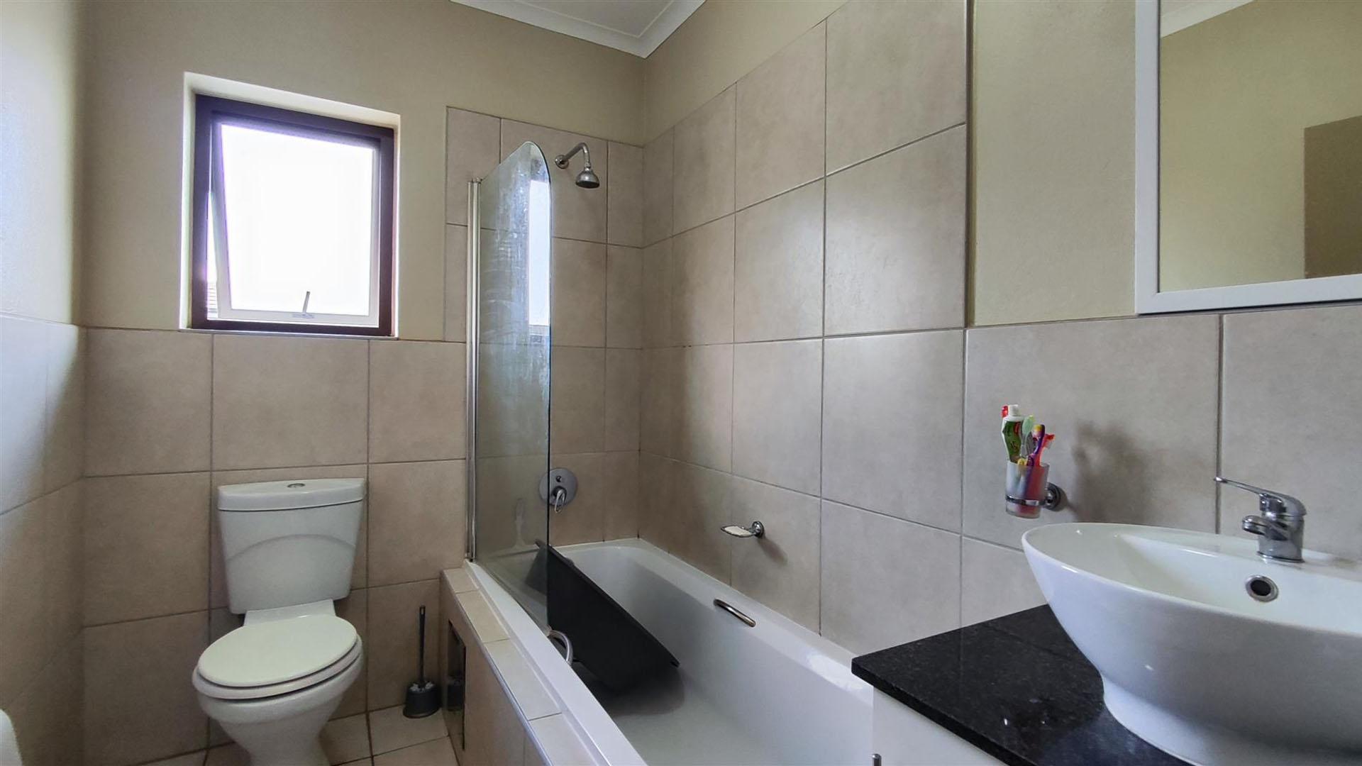 Bathroom 1 - 6 square meters of property in Benoni