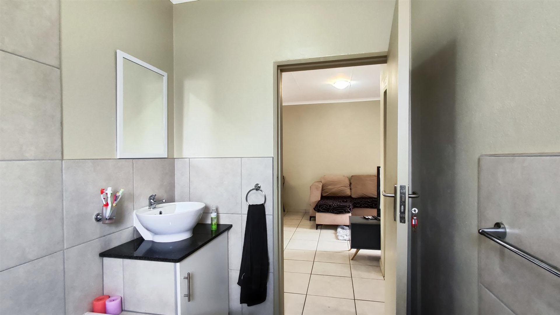 Bathroom 1 - 6 square meters of property in Benoni