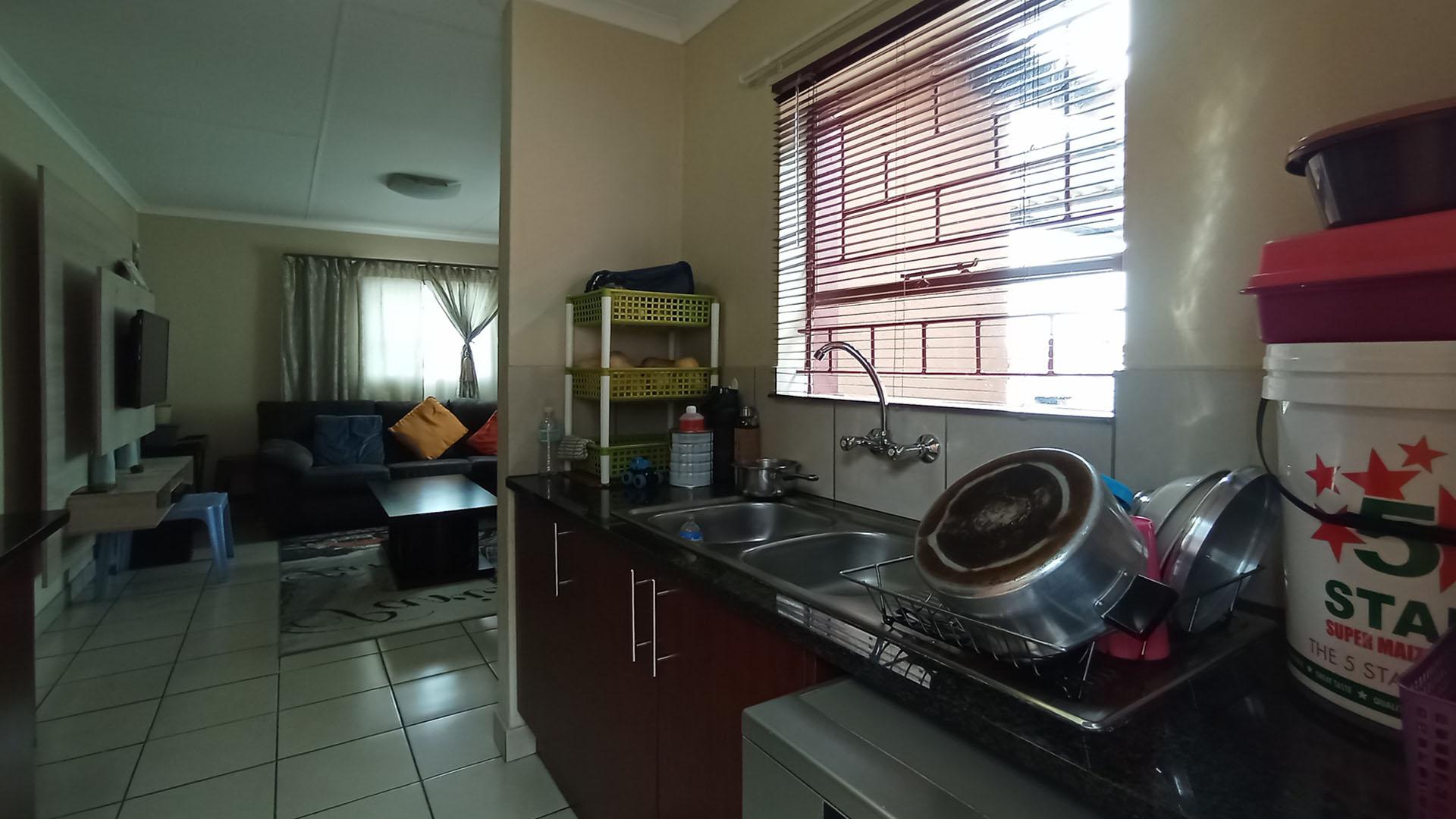 Kitchen - 8 square meters of property in Kosmosdal