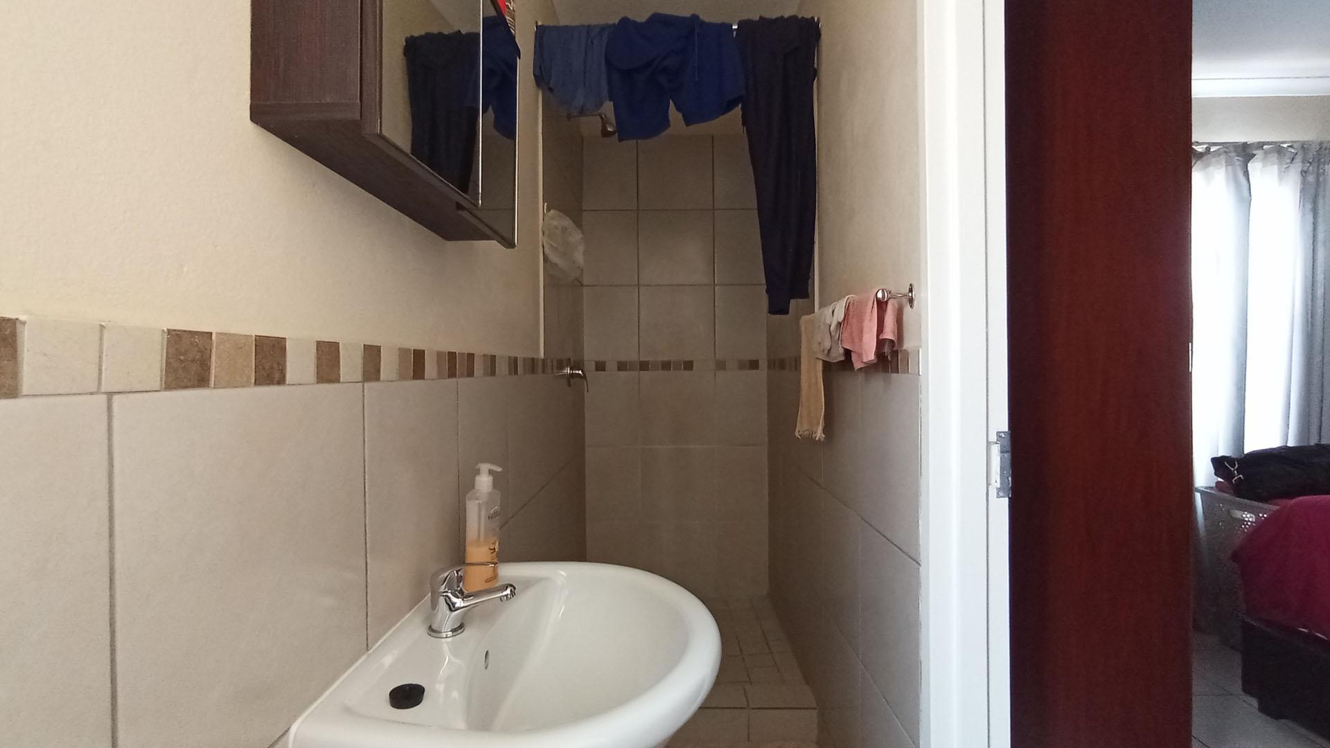 Main Bathroom - 4 square meters of property in Kosmosdal