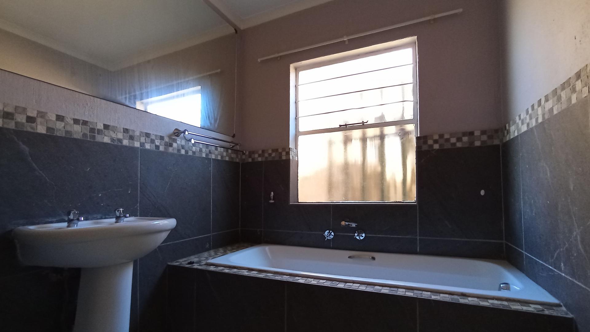 Bathroom 1 - 6 square meters of property in Honey Park