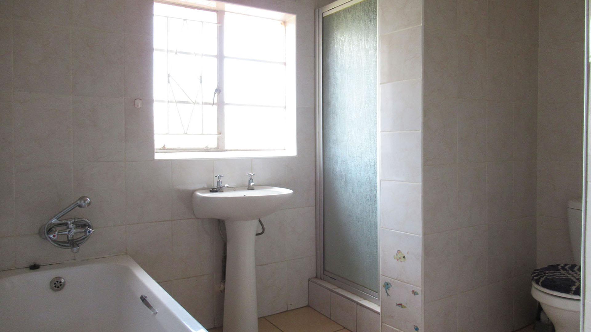 Bathroom 1 - 8 square meters of property in Welverdiend