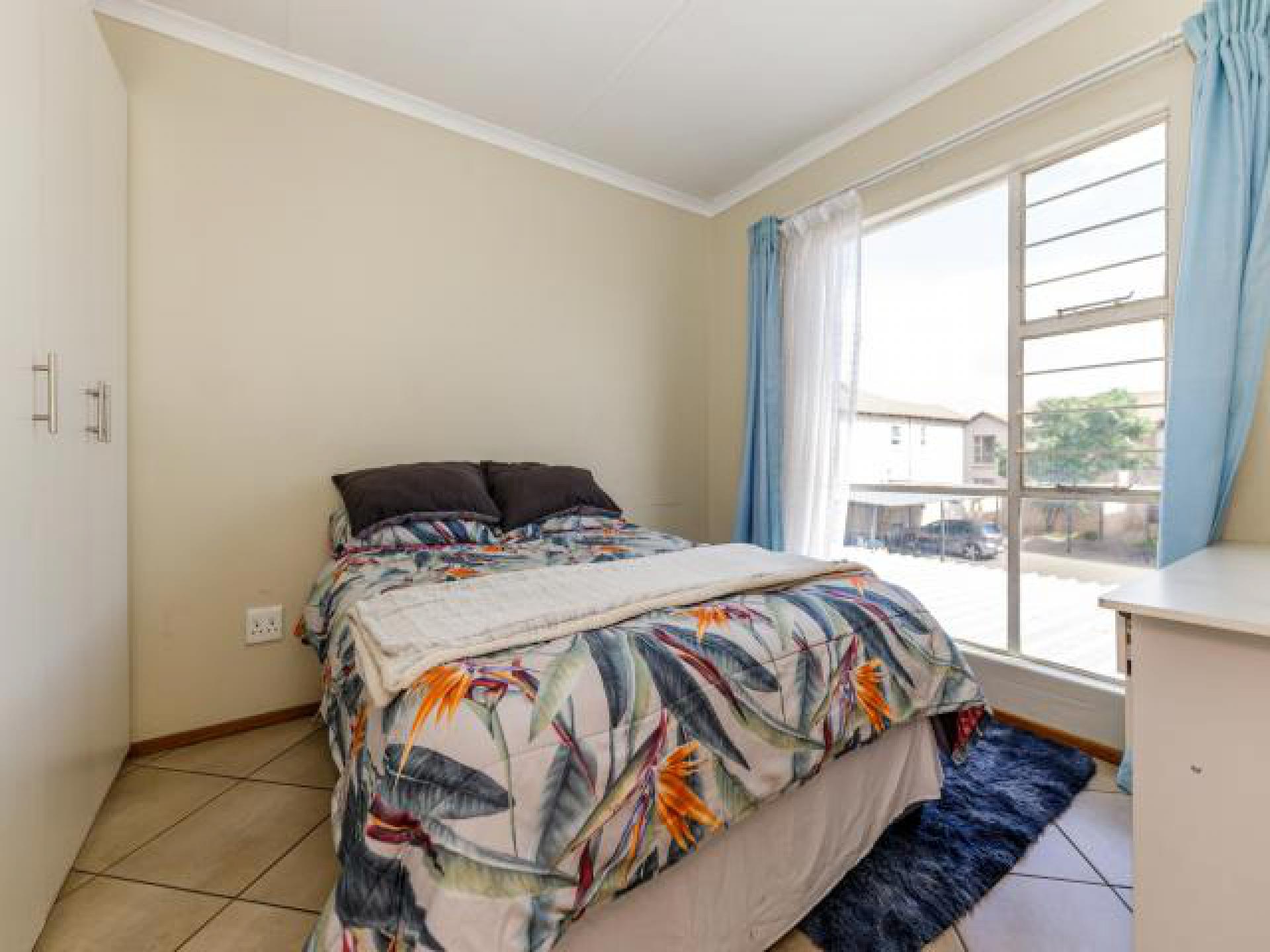 Bed Room 1 - 11 square meters of property in Albertsdal