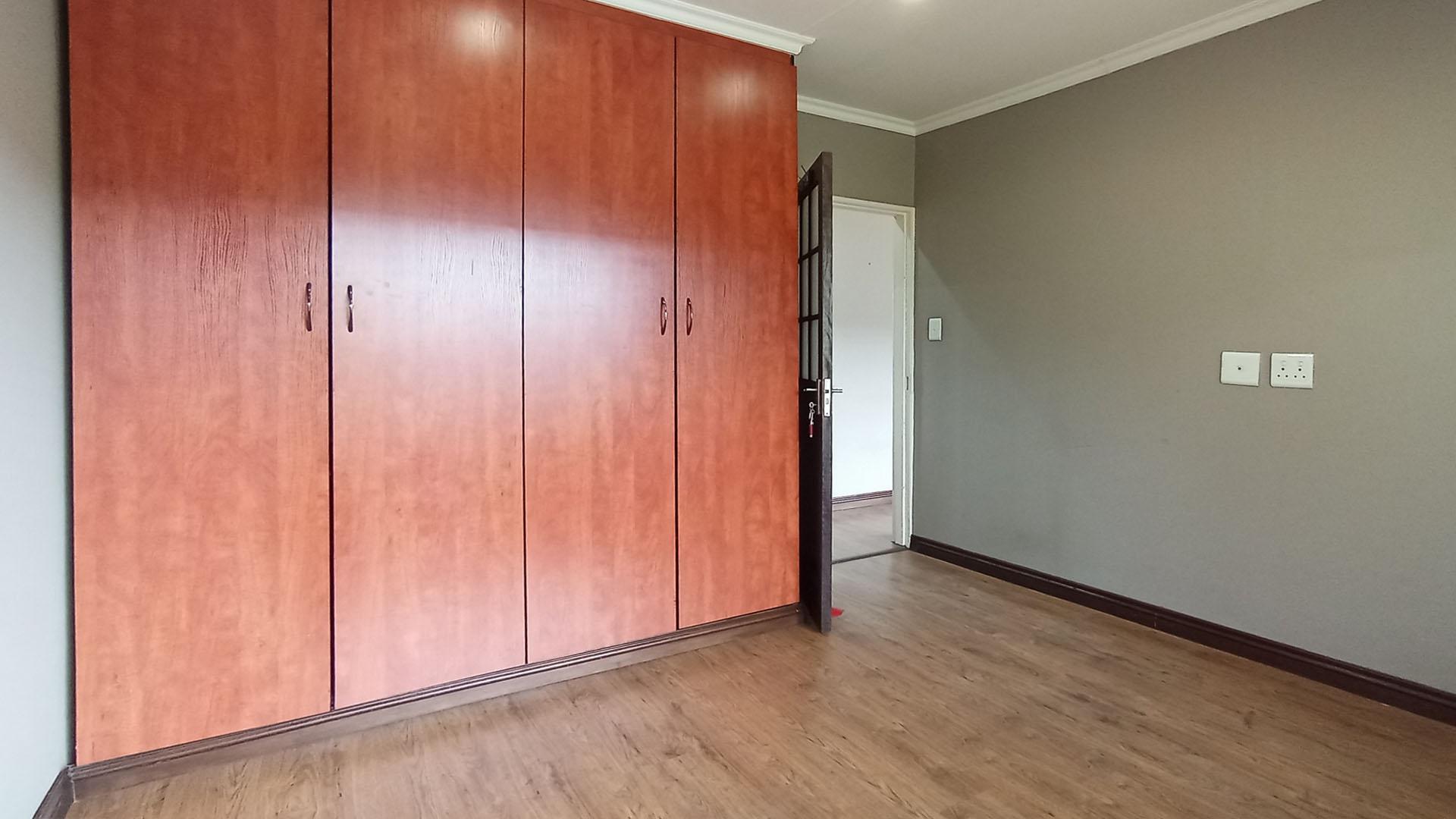 Bed Room 1 - 14 square meters of property in Rooihuiskraal North
