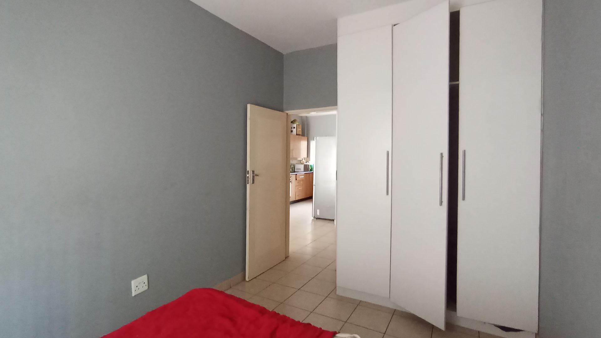 Bed Room 1 - 15 square meters of property in Mountain View