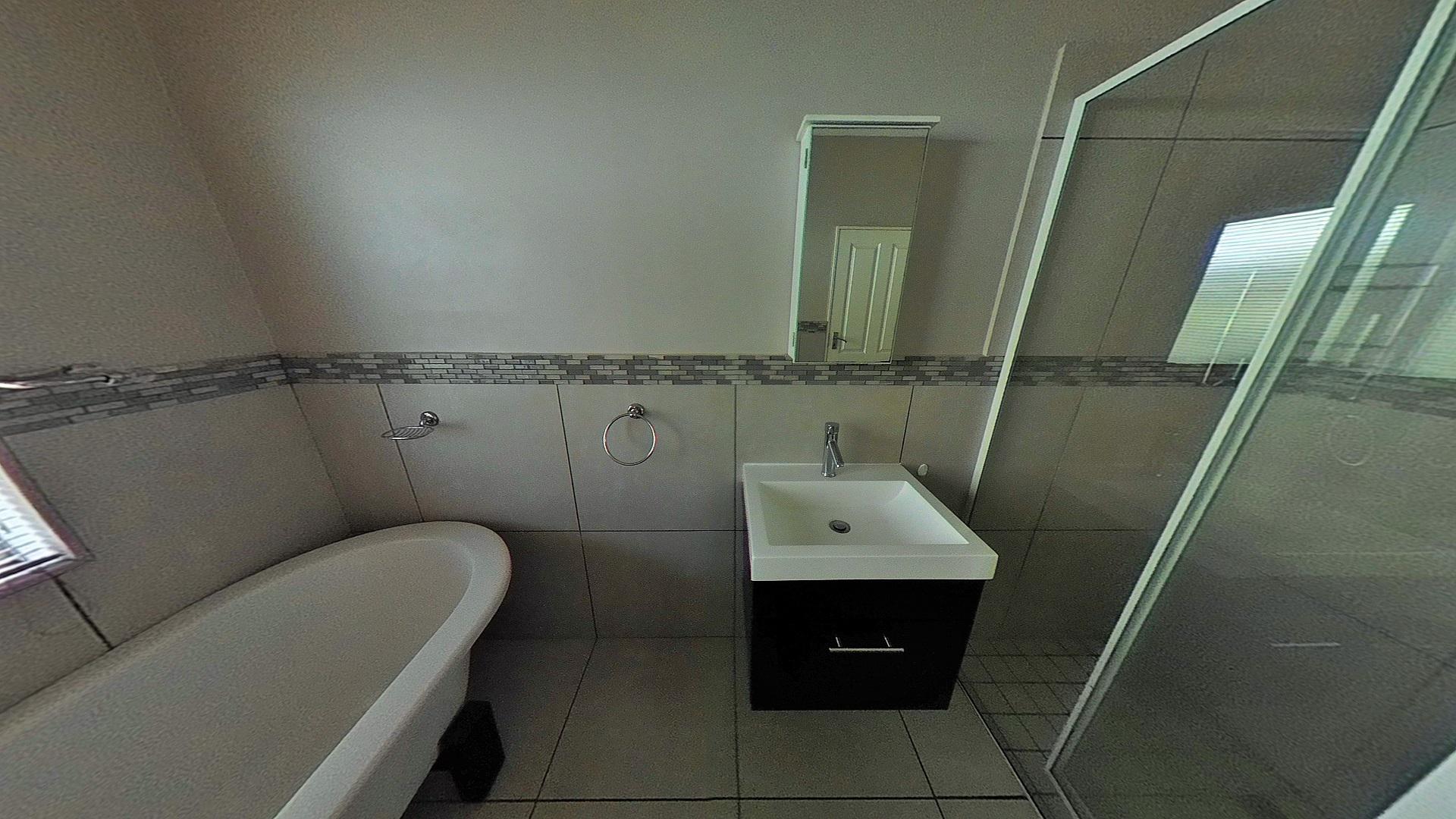 Bathroom 1 - 6 square meters of property in Northgate (JHB)