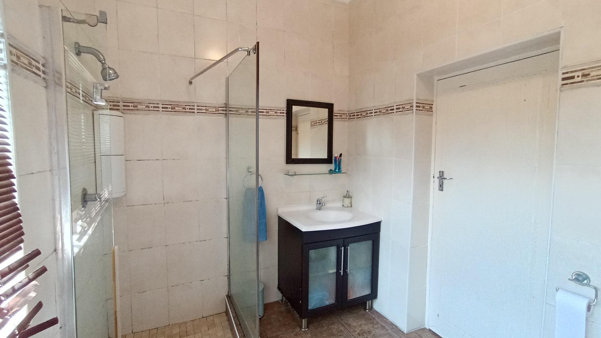 Main Bathroom - 11 square meters of property in Glenwood - DBN