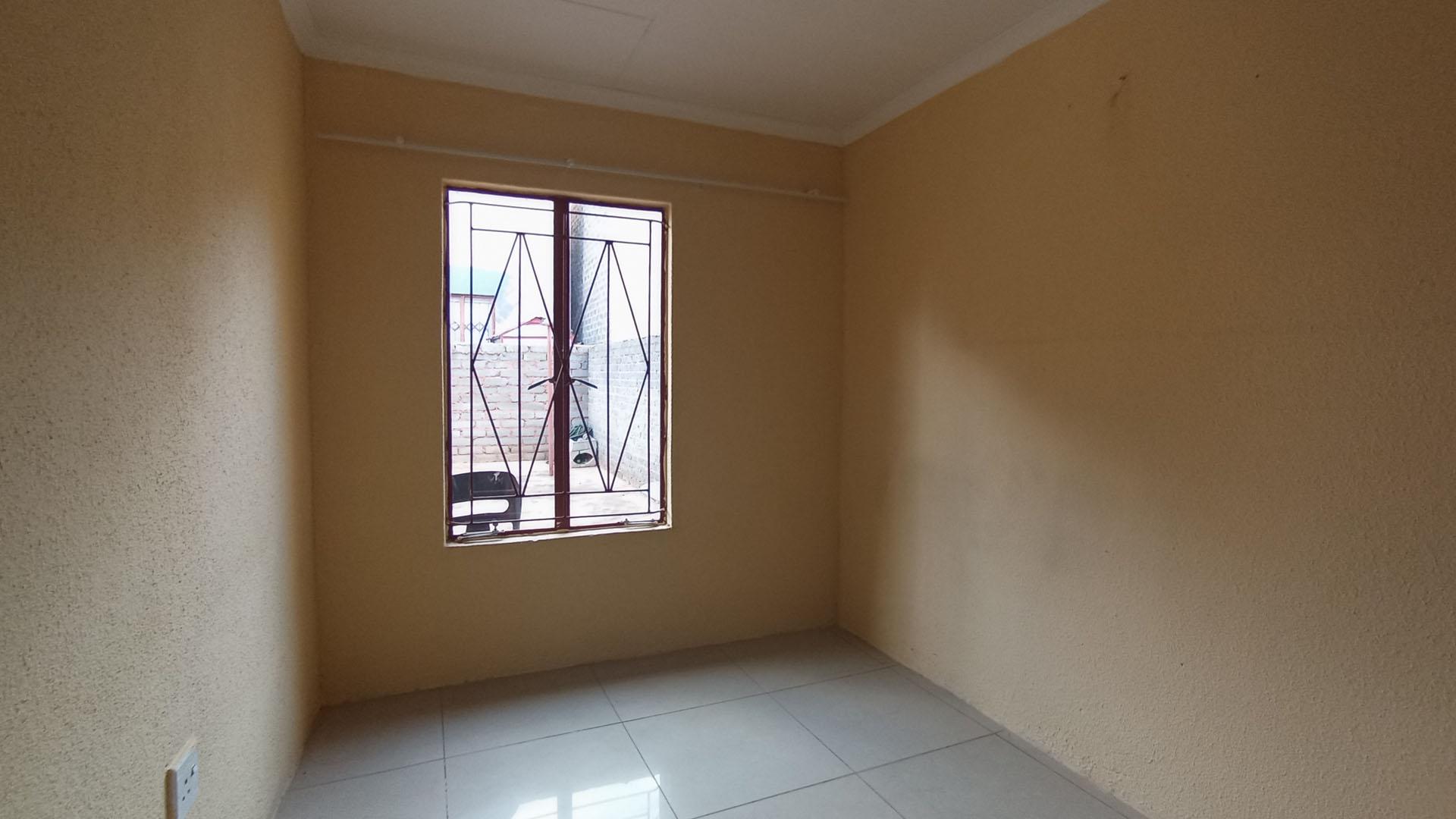 Bed Room 1 of property in Soshanguve East