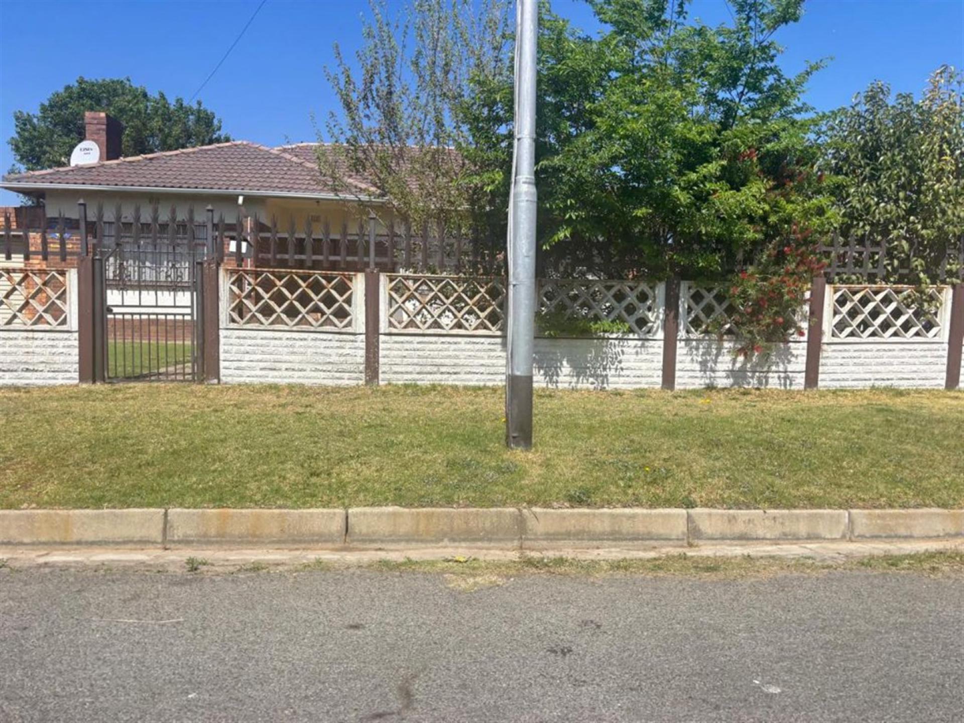 Front View of property in Florida Lake
